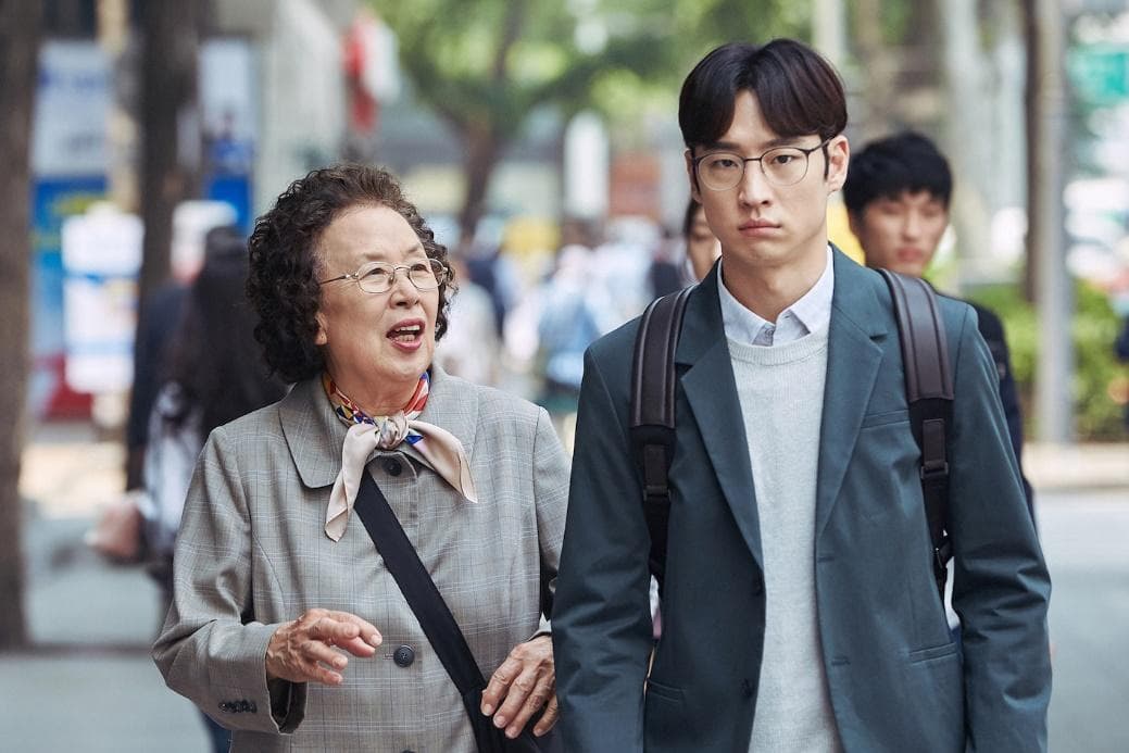 李帝勳(右)、羅文姬在《花漾奶奶秀英文》中,展現讓觀眾又哭又笑的好演技。(friDay影音提供)