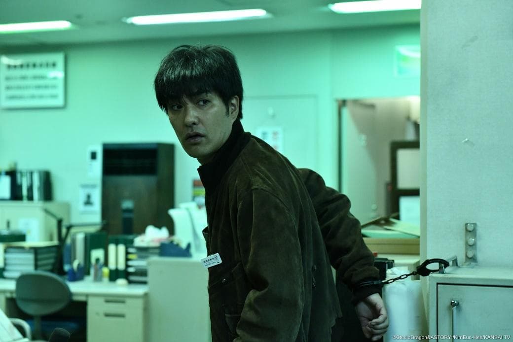 北村一輝在《信號》中藉由無線電與坂口健太郎攜手辦案,兩人交手火花四射被網友腦補成「CP檔」。(KKTV提供)