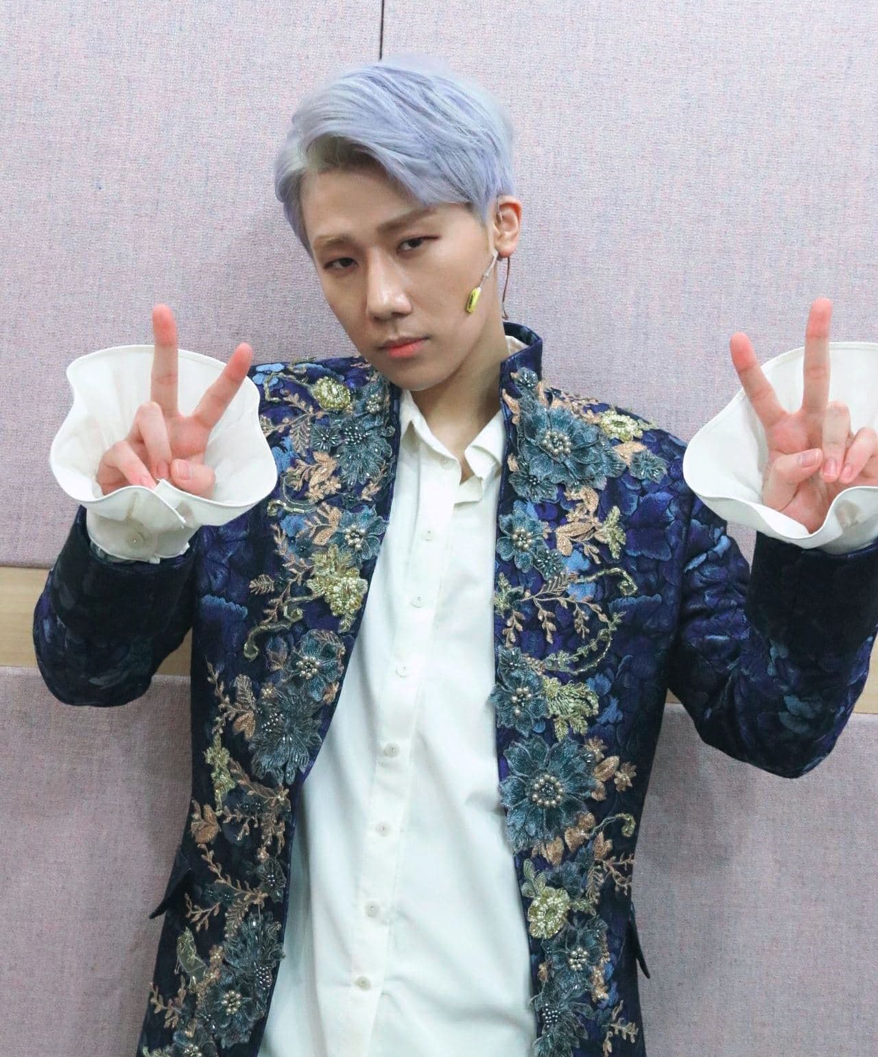 金聖圭首次出演話劇《AMADEUS》,演出莫札特一角。(翻攝自INFINITE FB)