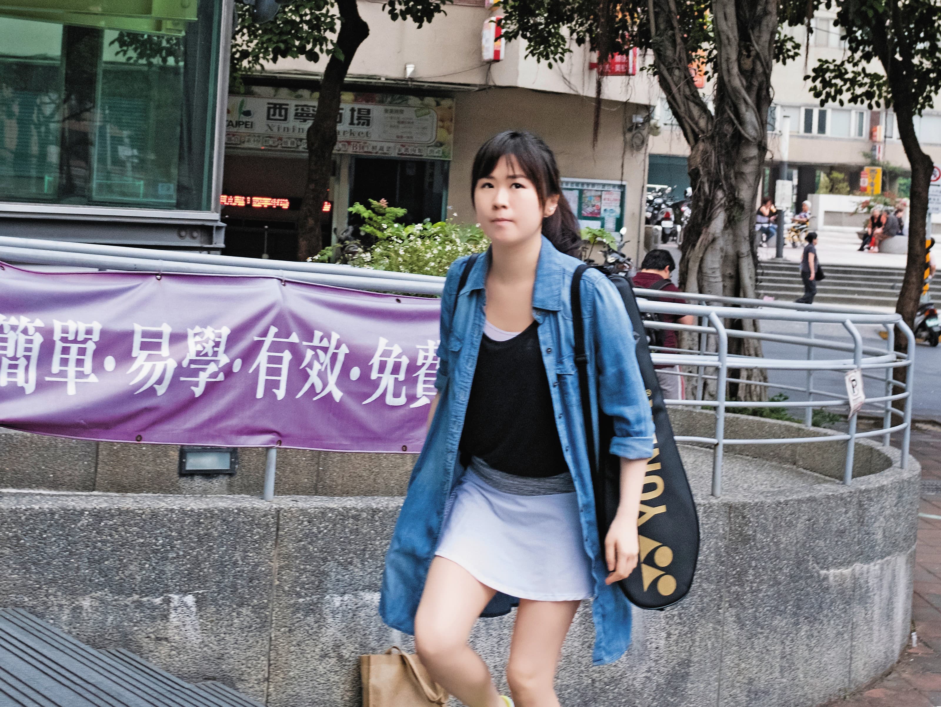 王思涵穿著輕便,現身在萬華運動中心,準備與球友練球。