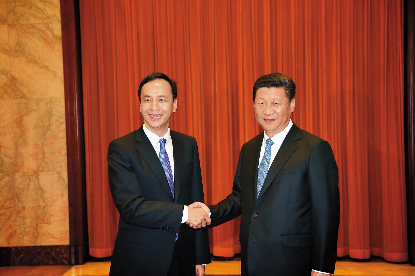 前國民黨主席朱立倫(左)任內曾成功登陸,與對岸領導人習近平(右)會面。(國民黨提供)
