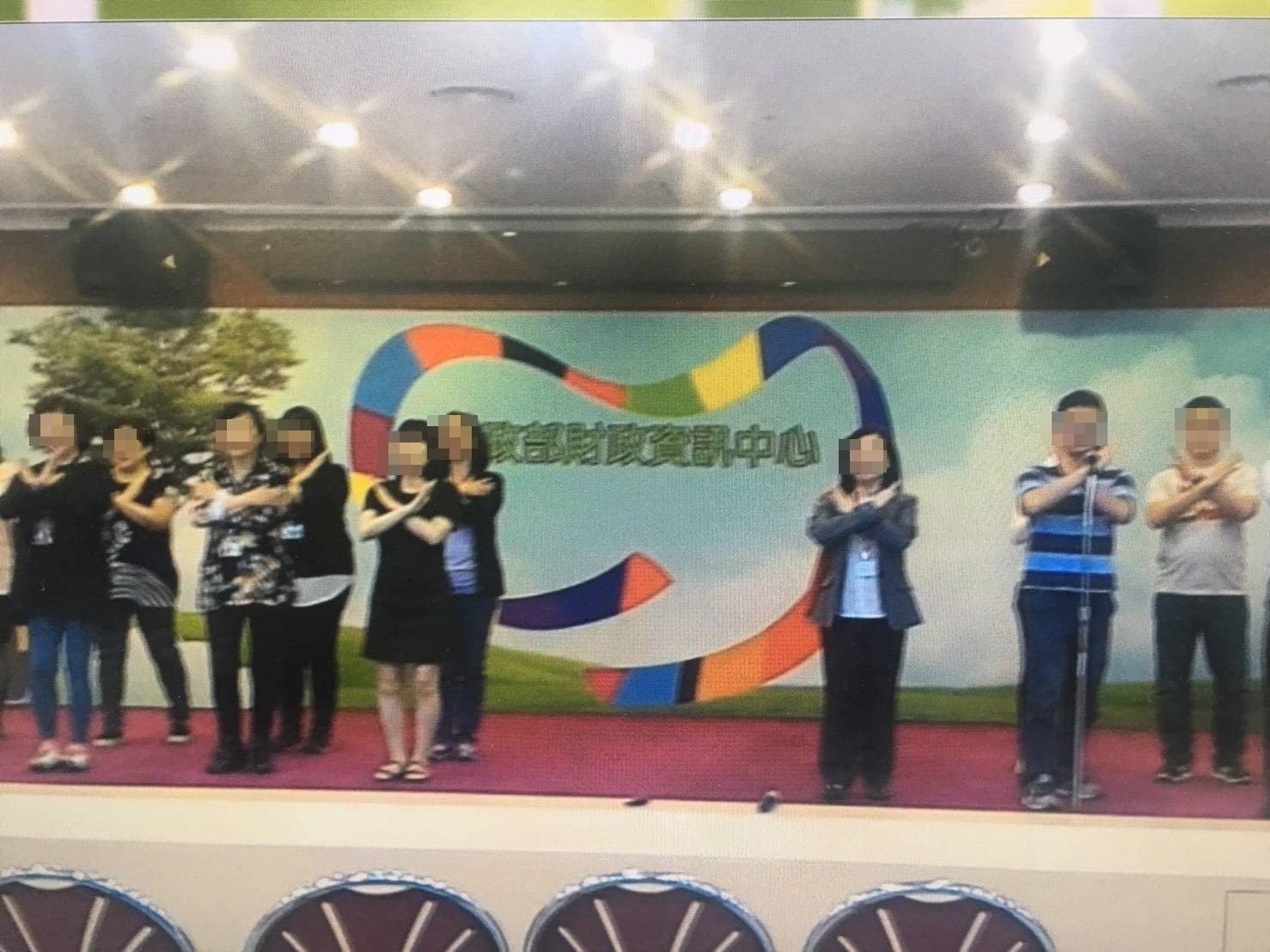 財資中心員工在上班時間,被要求於大禮堂練歌、練舞。