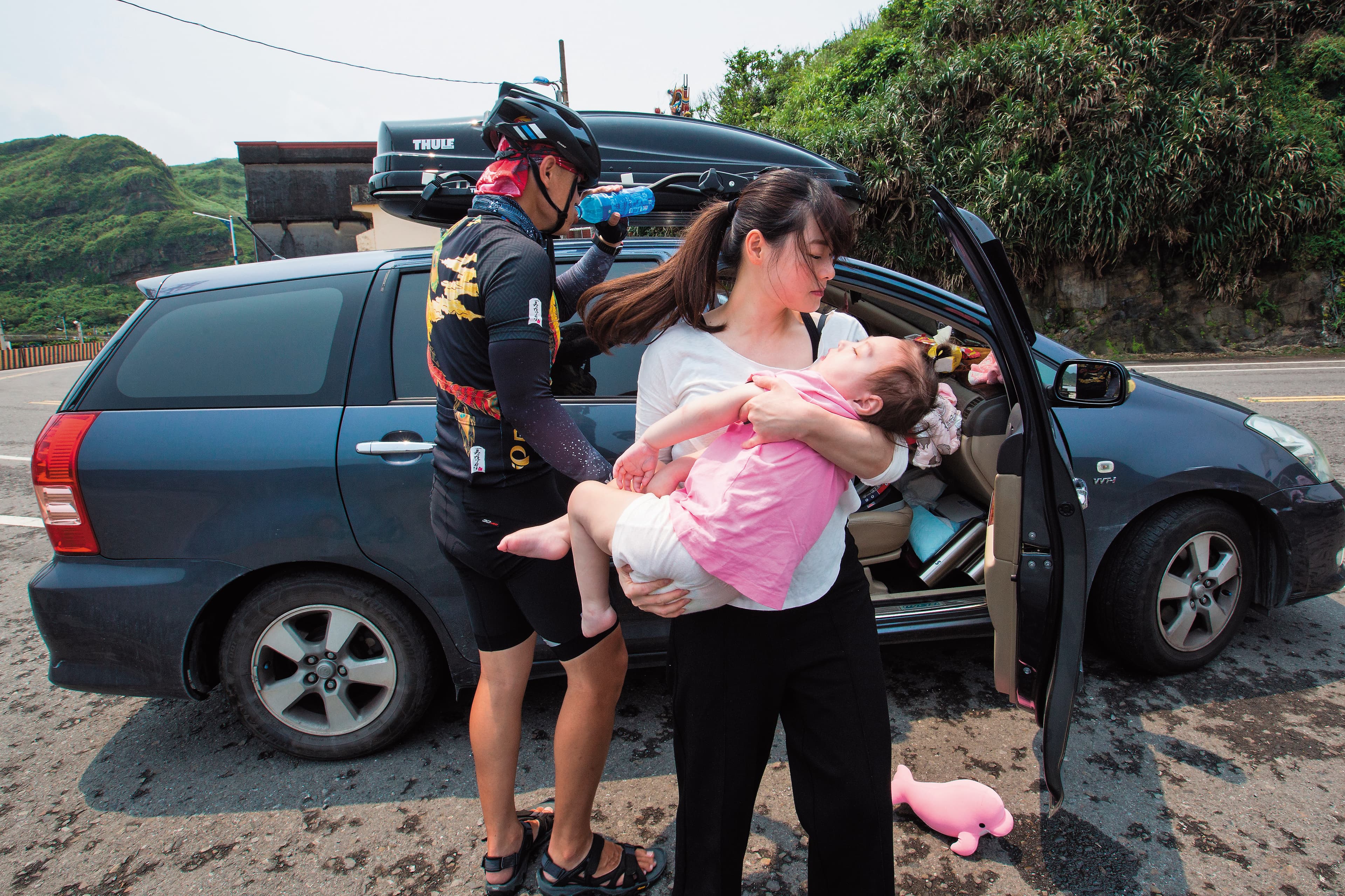 17天的環島之旅中，林芊羽的媽媽吳依凡開車壓陣，跟在爸爸林冠佑身後，也能隨時照料孩子的狀況。