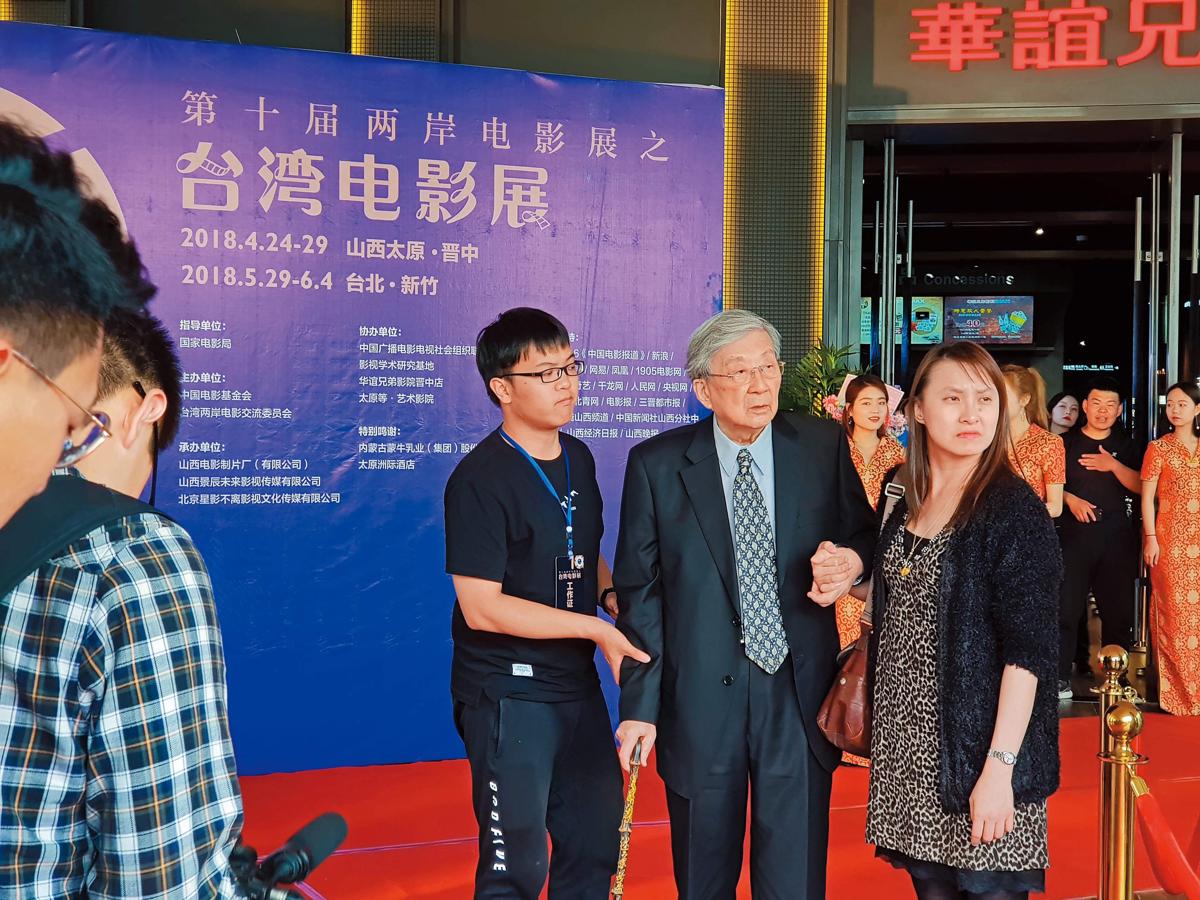 這兩年兩岸政府幾乎零交流,導演李行(中)關心年輕影人發展,即使高齡近90仍親自率領參與兩岸電影展活動,盼替台灣導演開發大市場。