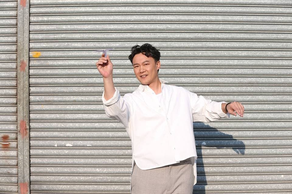 劉若英首度執導的新片《後來的我們》,邀來陳奕迅演唱主題曲〈我們〉 。(翻攝自陳奕迅臉書)