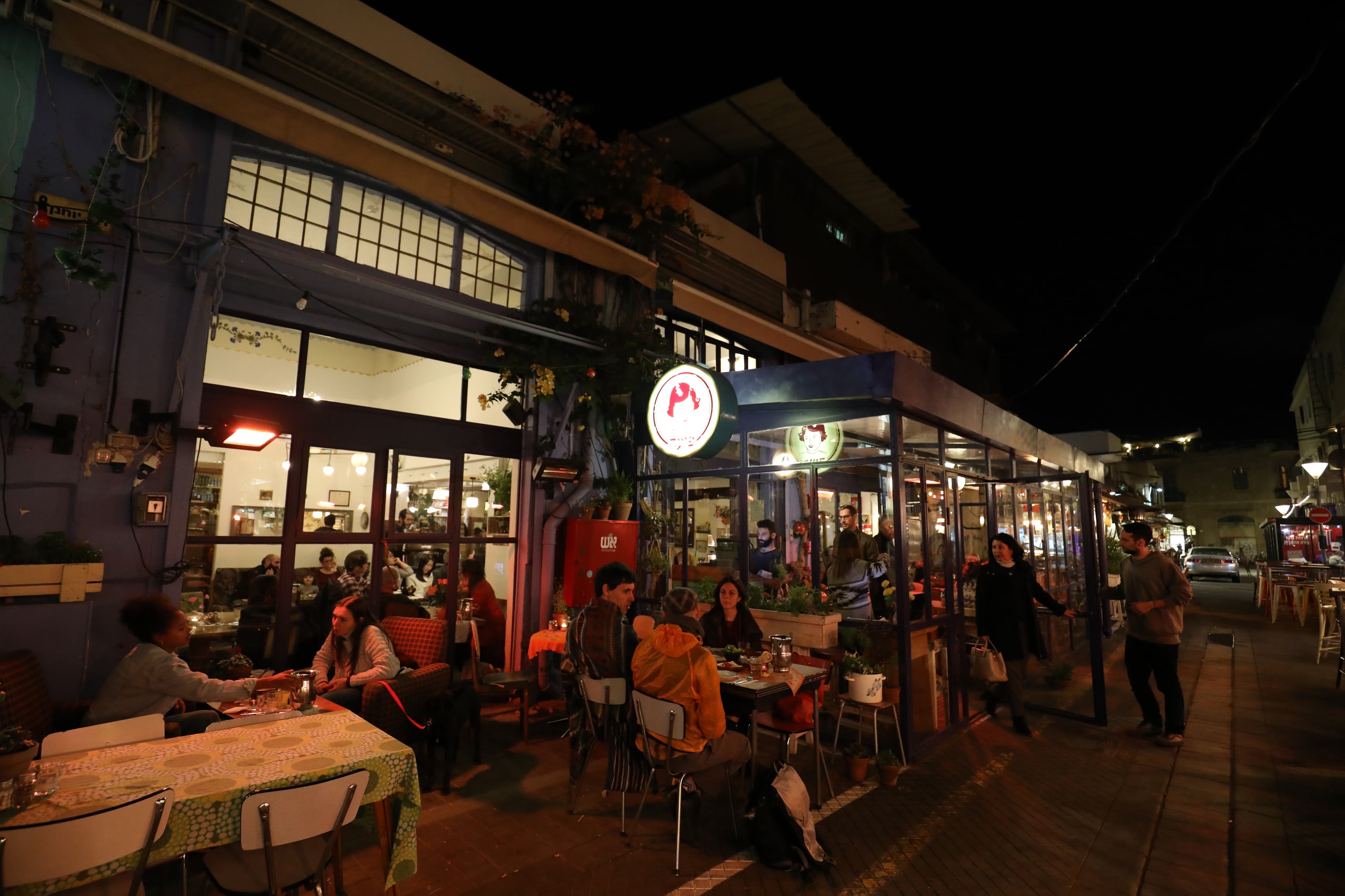 「Puaa」開在雅法老城市集周圍，每到夜晚，內外都是人聲鼎沸。