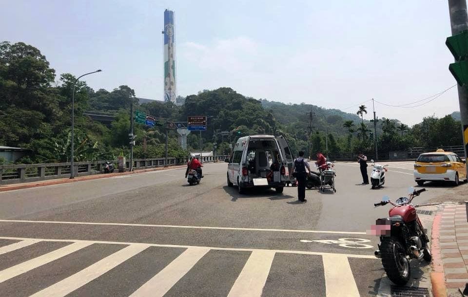 張震嶽在車禍當下也不忘將車禍現場拍下,讓警方辦案有所依據。(翻攝畫面)