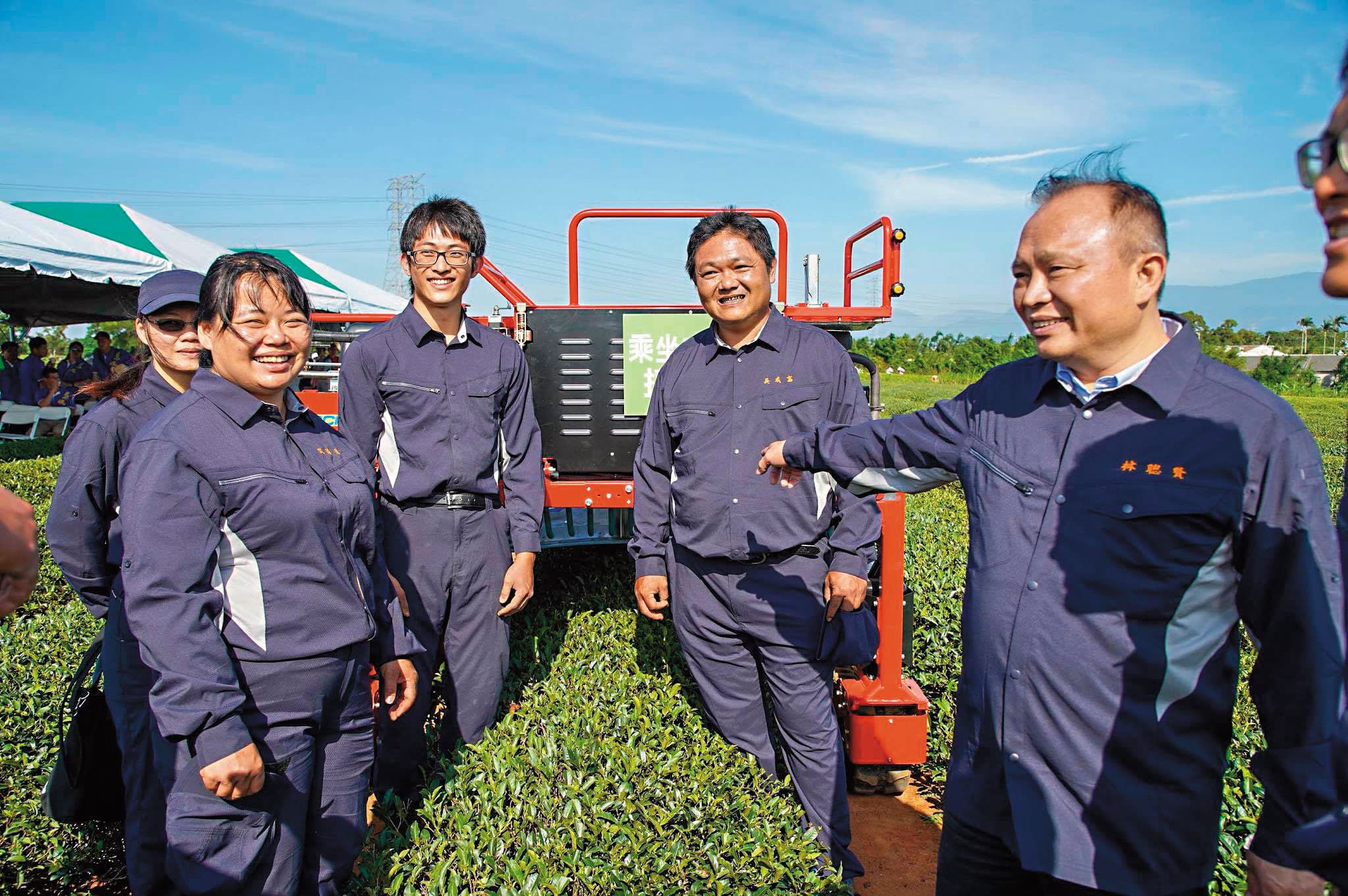 農委會主委林聰賢(右)出身地方,上任後經常下鄉聽農民心聲,看到農村缺工問題嚴重。(翻攝林聰賢臉書)