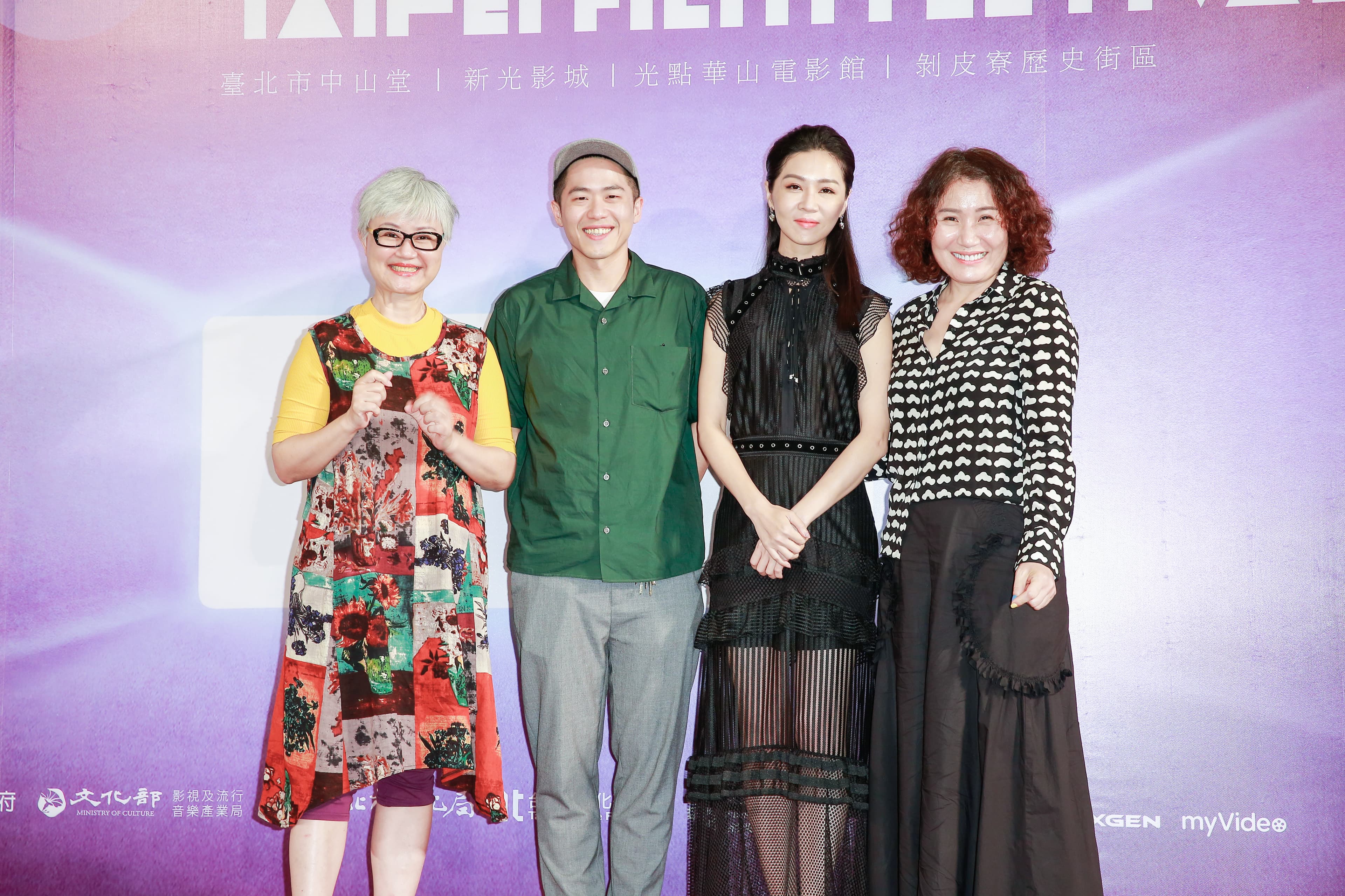 《誰先愛上他的》兩位導演徐譽庭(右一)、許智彥(左一),與演員謝盈萱(右二)、高愛倫(左一)。