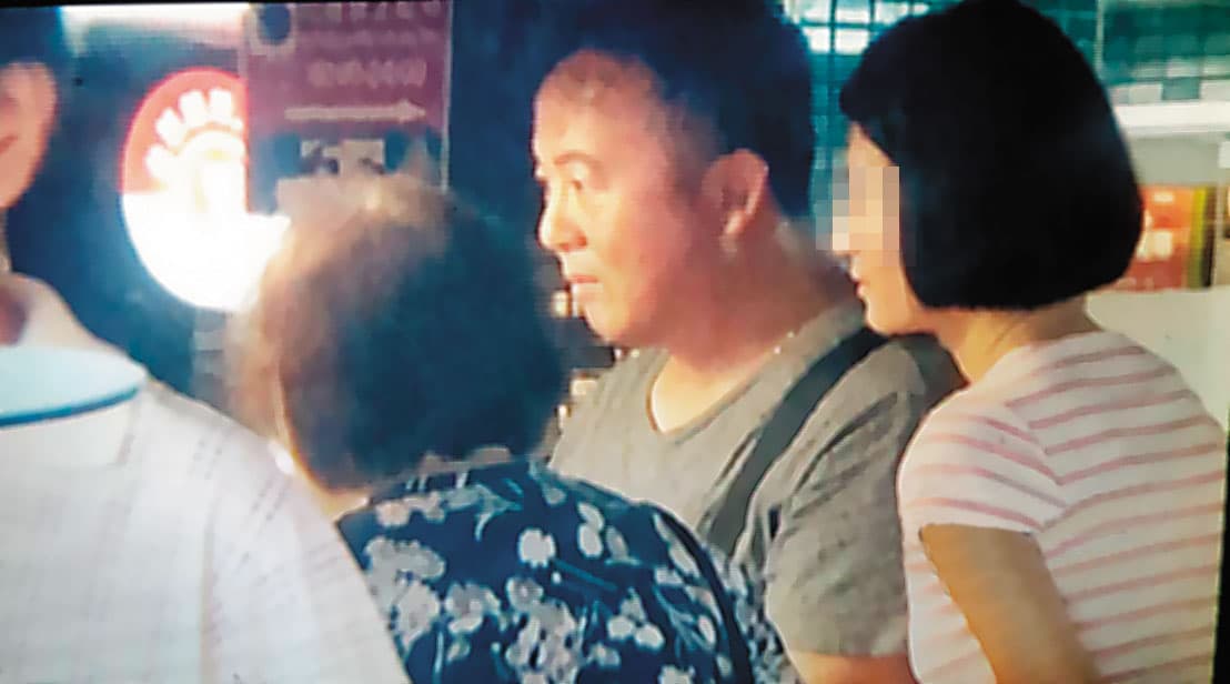 小三杜姓女子（右）不只擄獲王傳家（中）的心，連王母（左）都打點好，感情好到可以3人一起逛夜市。