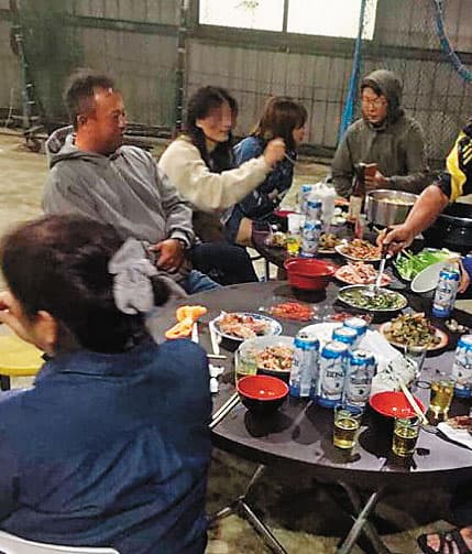 王傳家帶球隊很有一套，甚至還舉辦烤肉會聯絡球隊感情，小三也出席，讓不少學生與家長都誤以為小三就是王太太。（讀者提供）