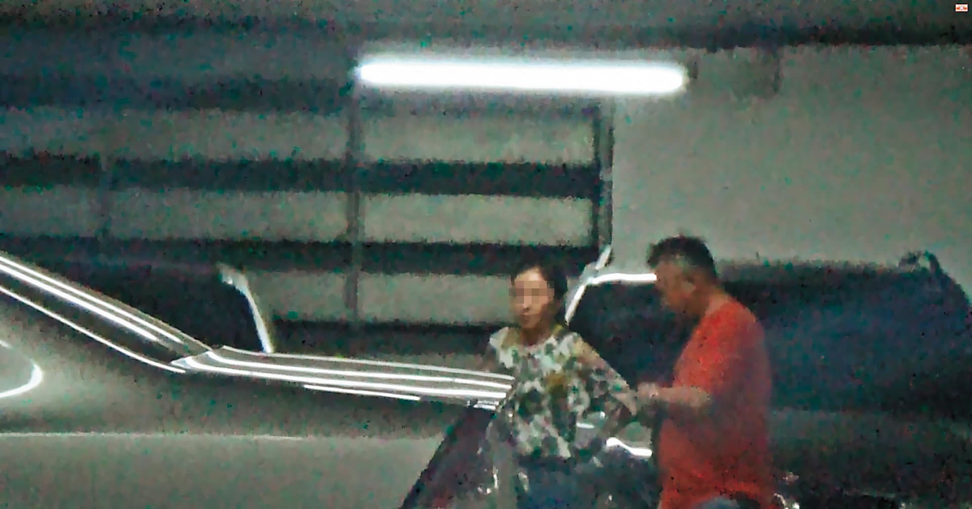王傳家（右）除了小三外，竟然還有小四（左）馬尾妹，2人吃完高檔料理後，車子就開進摩鐵約會。
