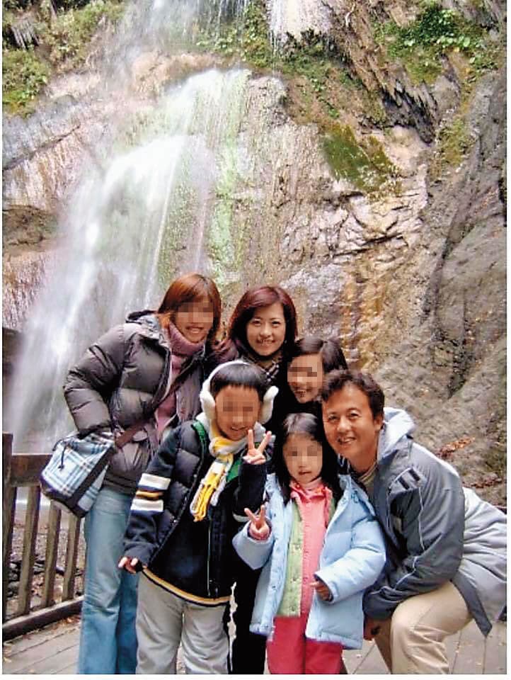 王傳家與妻子過去鶼鰈情深，甚至一家人共同出遊，如今此景已成往事。（翻攝臉書）