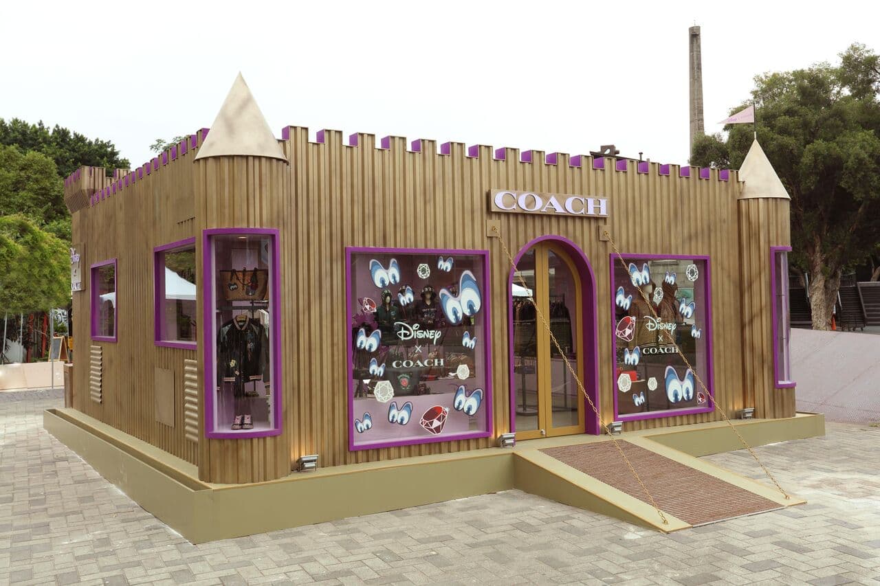 Disney x COACH A Dark Fairy Tale暗黑童話系列快閃店以城堡造型為設計。