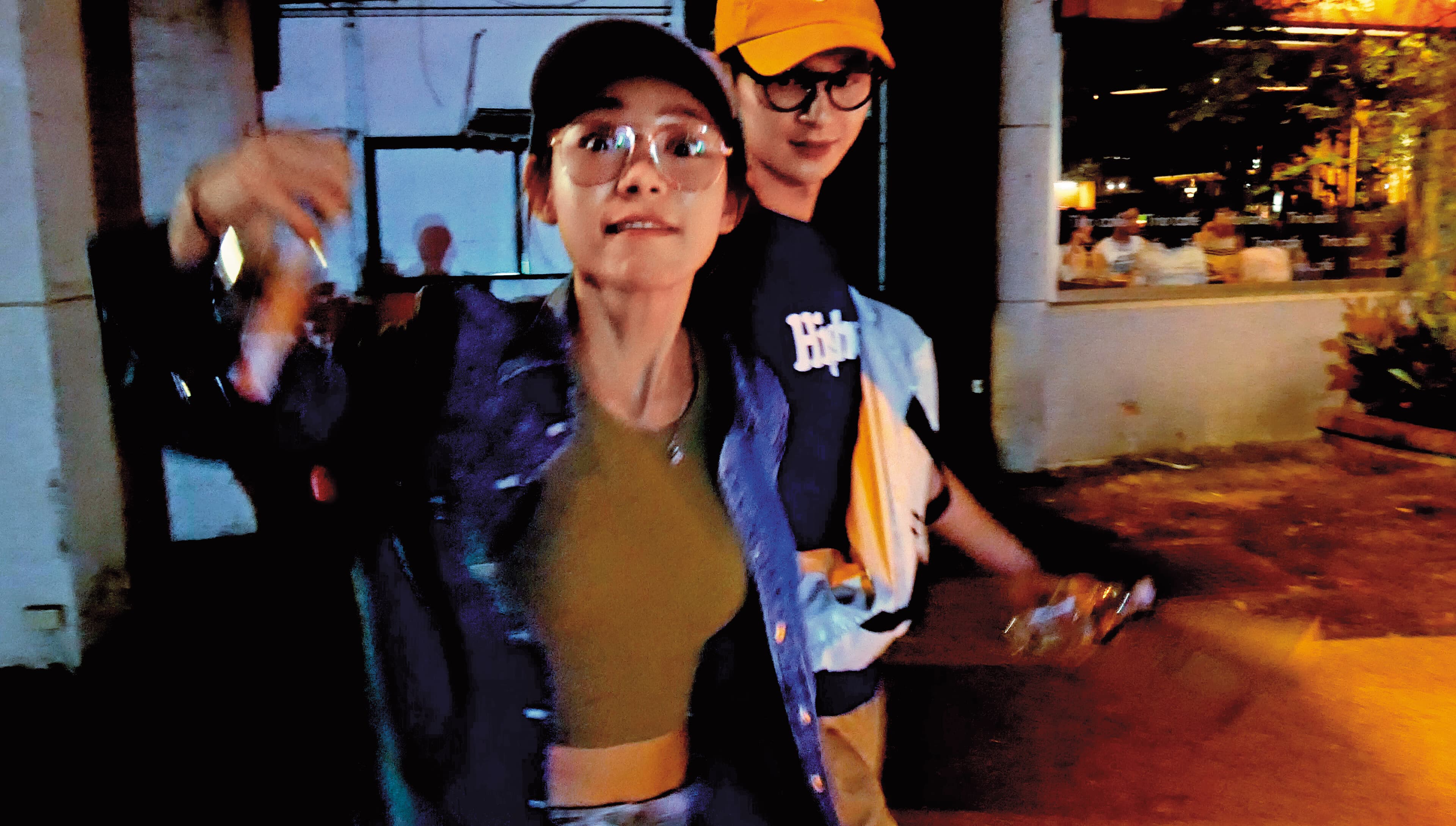 林明禎與張軒睿就算面對本刊記者拍攝,仍緊握著彼此的手,絲毫不怕戀情曝光。