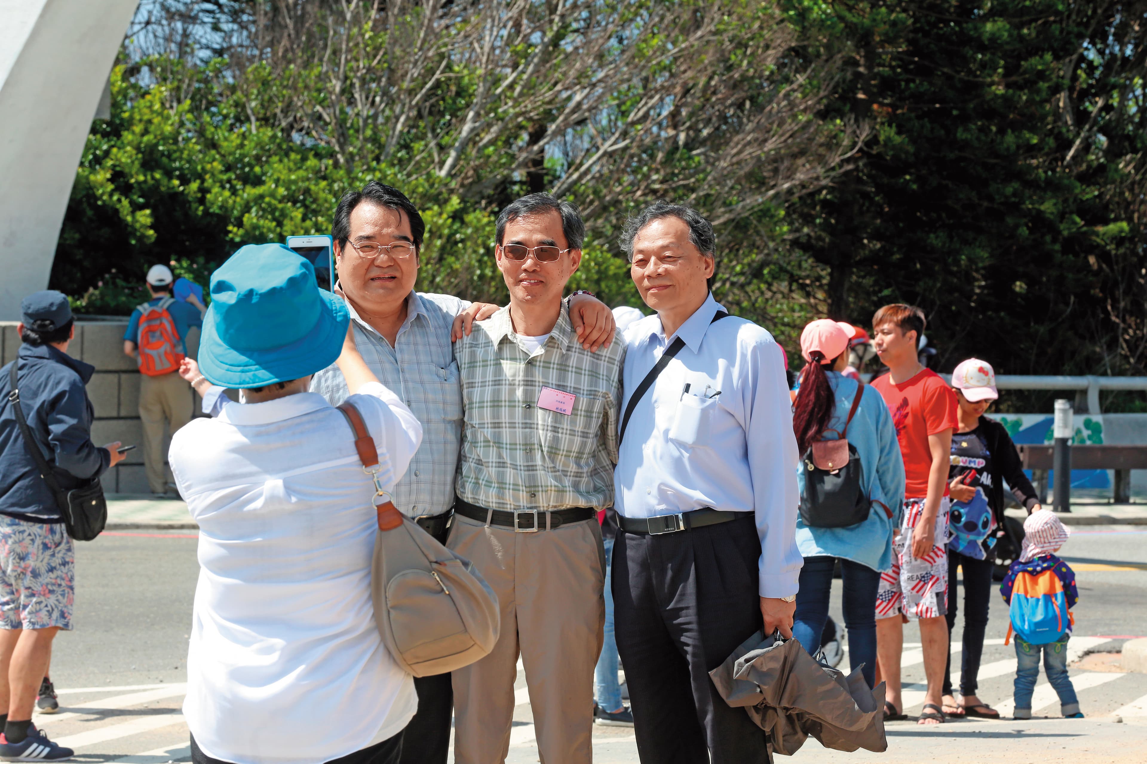 高等法院行政庭長林瑞斌5月18日早上9點多,率團在澎湖跨海大橋前合影。
