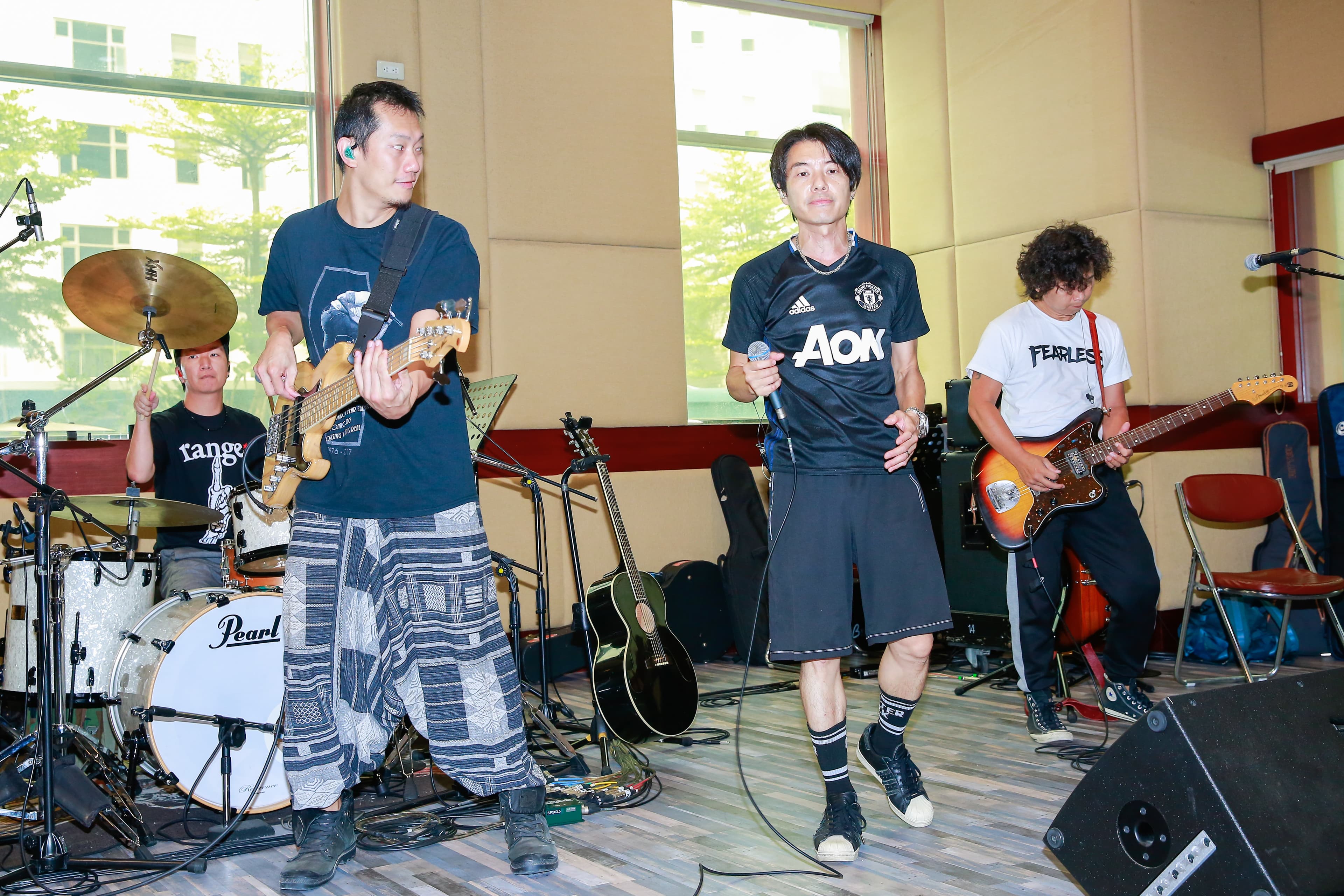 彩排現場為四分衛找來老師鍛鍊體能,4名團員原本就有運動習慣臉不紅氣不喘。