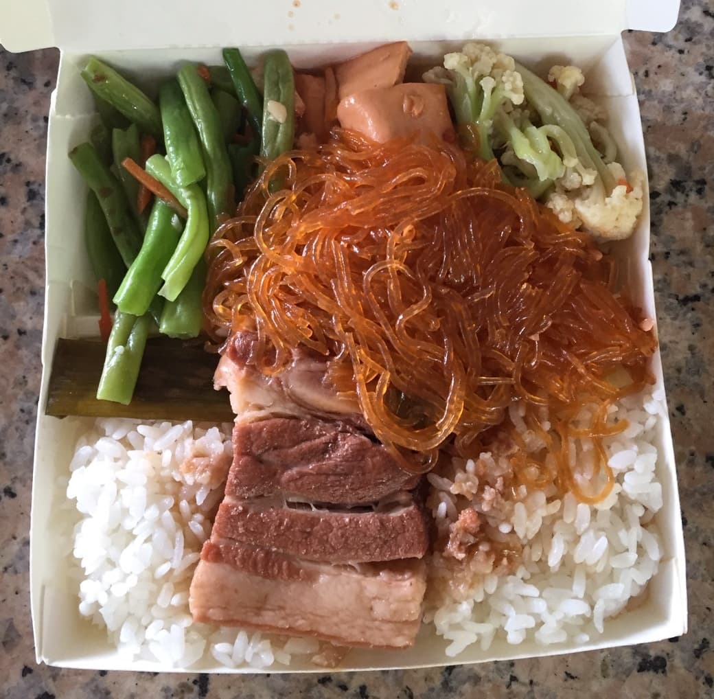 張朧文的媽媽最近出國,只好去買自助餐的便當。這家餐廳用的蔬菜全來自他的田地,今天便當沒有地瓜葉,因為太晚買,已被客人夾光。