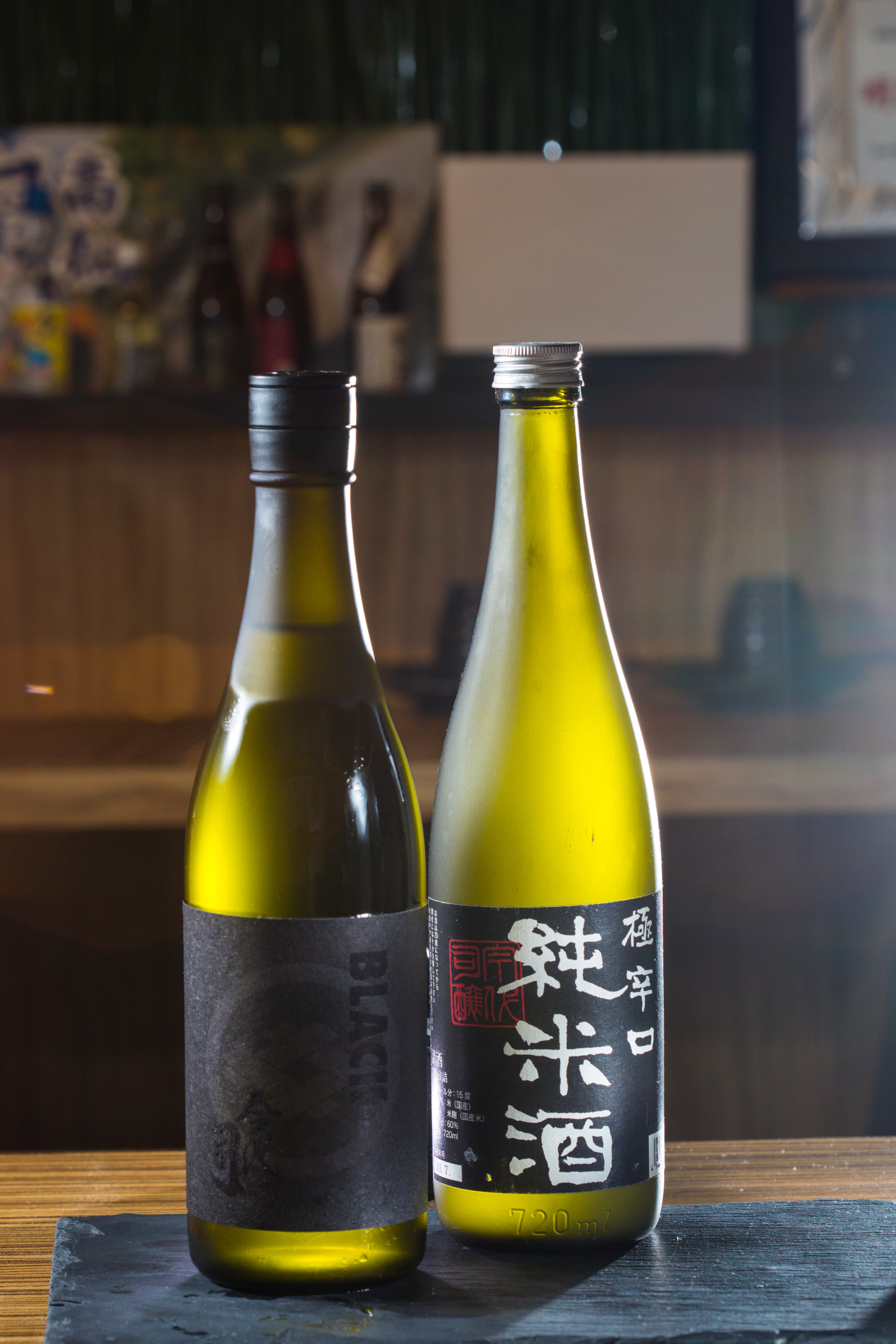 許多老酒造力求年輕化,「BLACK 極辛口純米酒」酒標改走暗黑簡約風,口感也更清凜洗鍊。(左為新款,1,300元/720ml,酒藝)