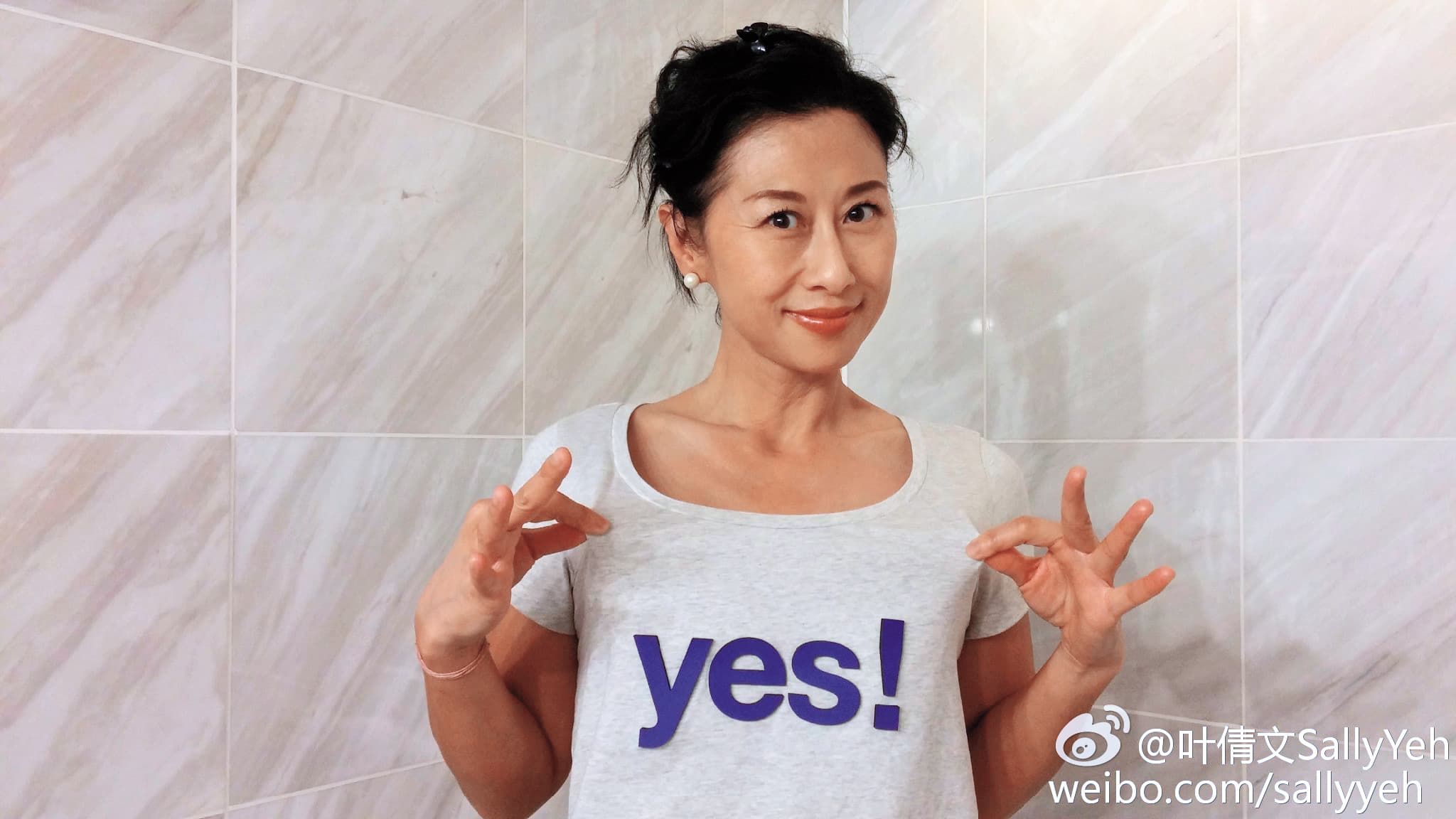 葉蒨文愛打羽球，曾傳出與羽球教練楊尚仁過從甚密，和林子祥婚變傳言不斷，但葉蒨文斥責婚外情是無稽之談。