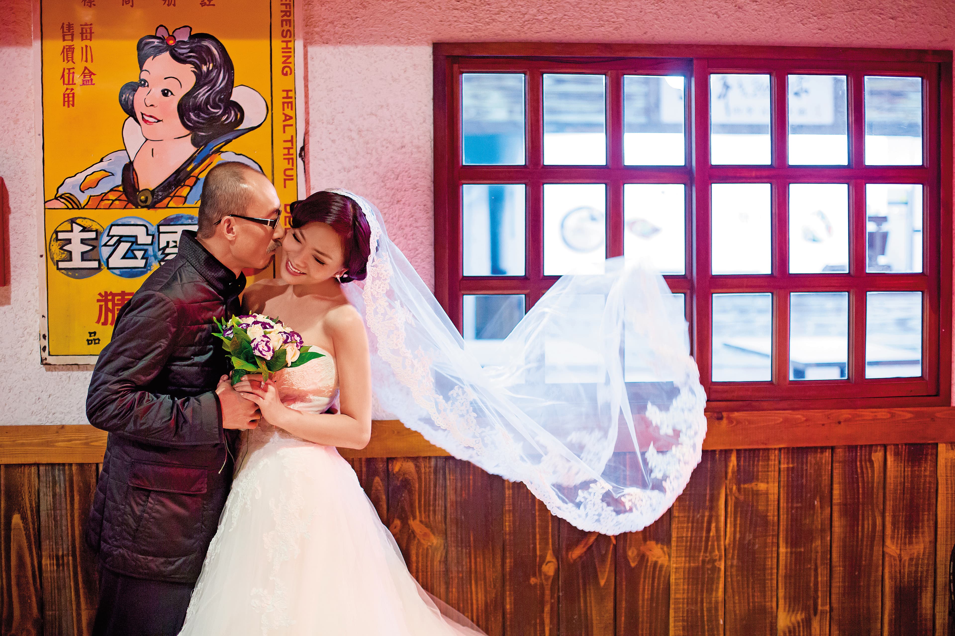 江欽良（左）與小潘潘（右）因公益活動結緣，2人還在寶島時代村拍攝婚紗照，留下甜美回憶。（江欽良提供）