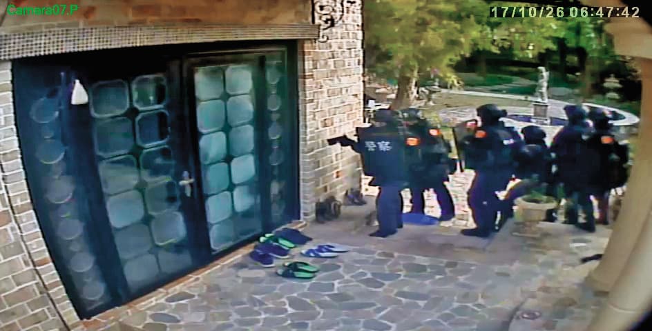 南投檢警荷槍實彈攻堅江欽良住處,宛如電影場景,當場嚇壞小潘潘。(江欽良提供)