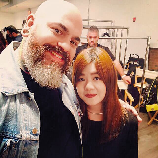 與李敏(右)合照的外國男子James Vincent是真正的首席彩妝師。(翻攝自李敏官網)