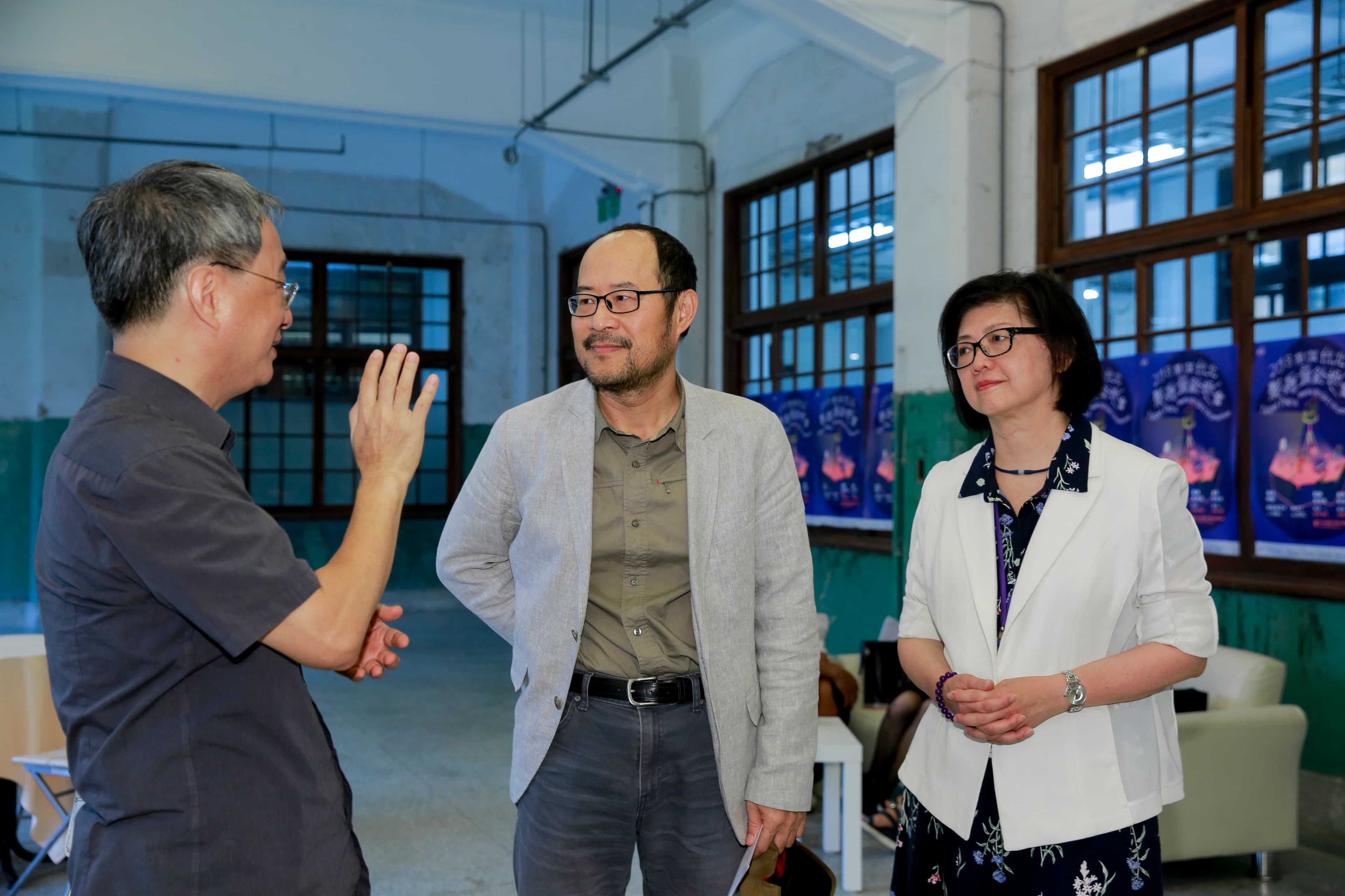 台北市文化局長鍾永豐(中)會後特別到場,與台北市文化基金會董事長李遠(小野)(左)、台北影委會總監饒紫娟(右)及其他貴賓,還有參加創投的創作者見面。
