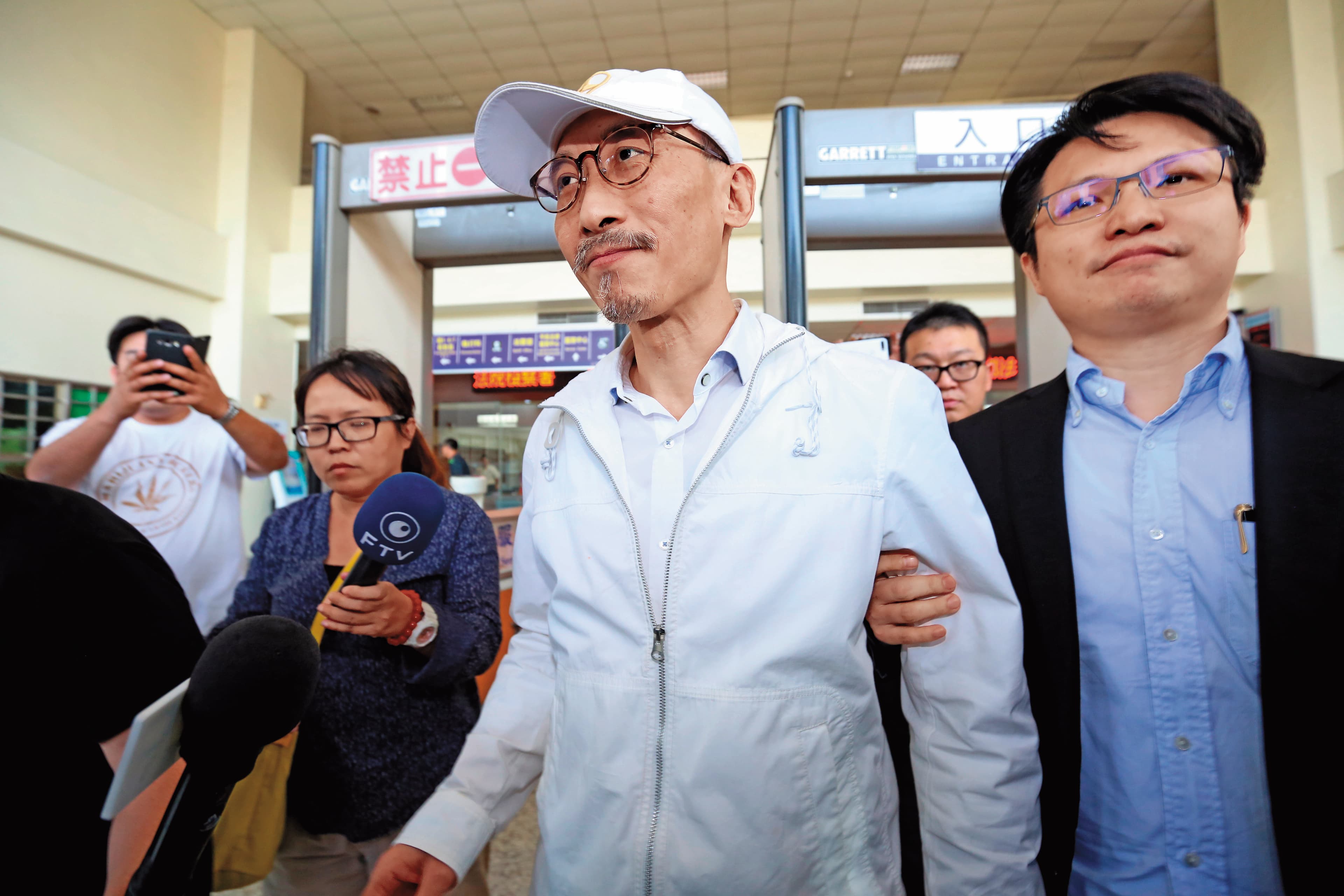 江欽良在律師陳尹章陪同下,被警方移送到地檢署複訊。