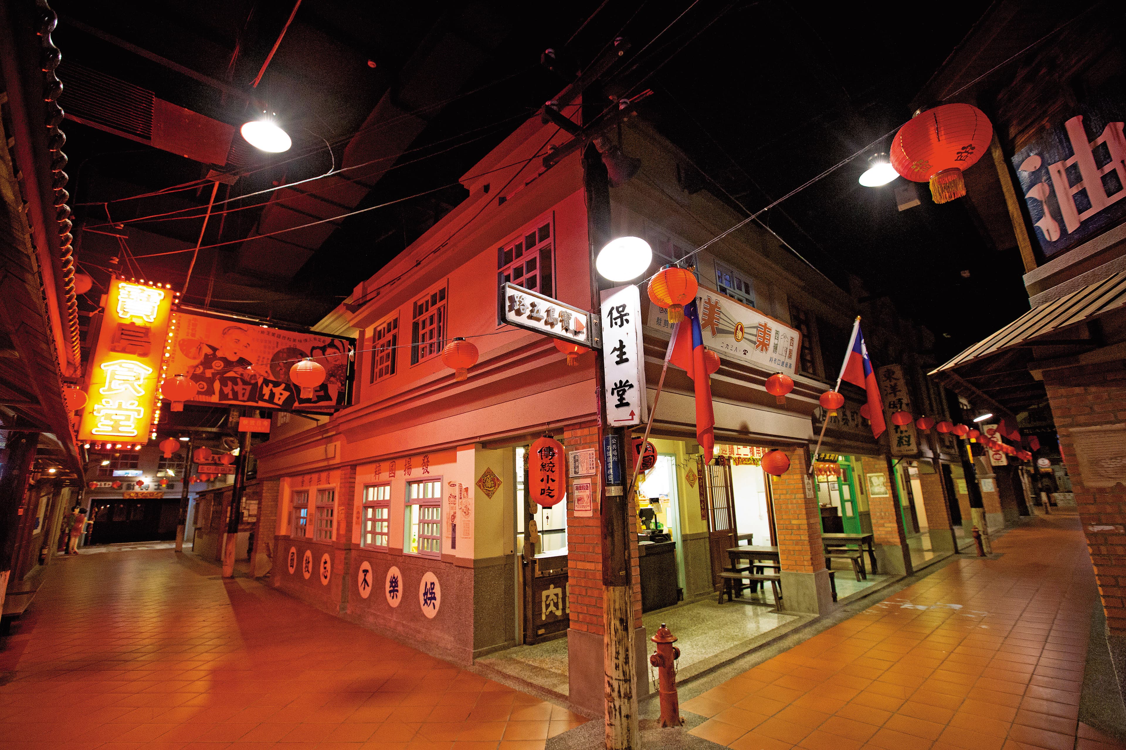 江欽良與小潘潘常在寶島時代村舉行公益活動,不但邀請弱勢團體圍爐,還將最佳店面無償提供給農會銷售當地農產品。(江欽良提供)
