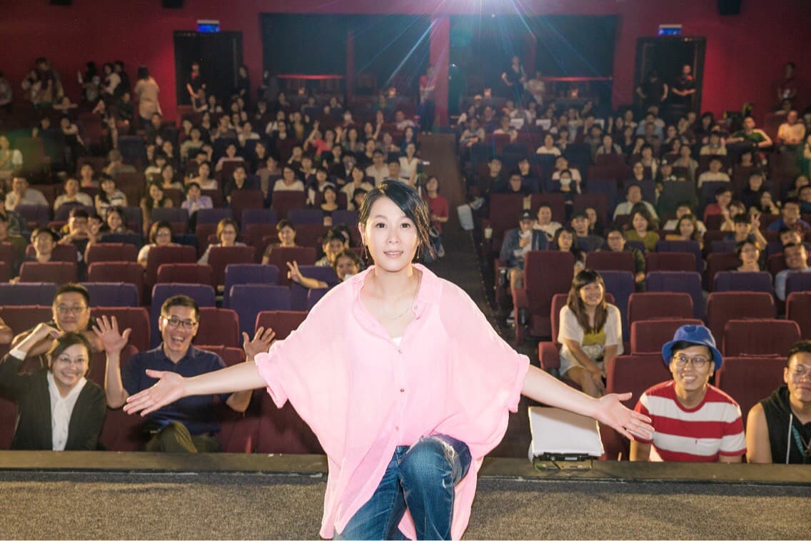 《後來的我們》導演劉若英出席電影映後,與現場觀眾合影。(Netflix提供)