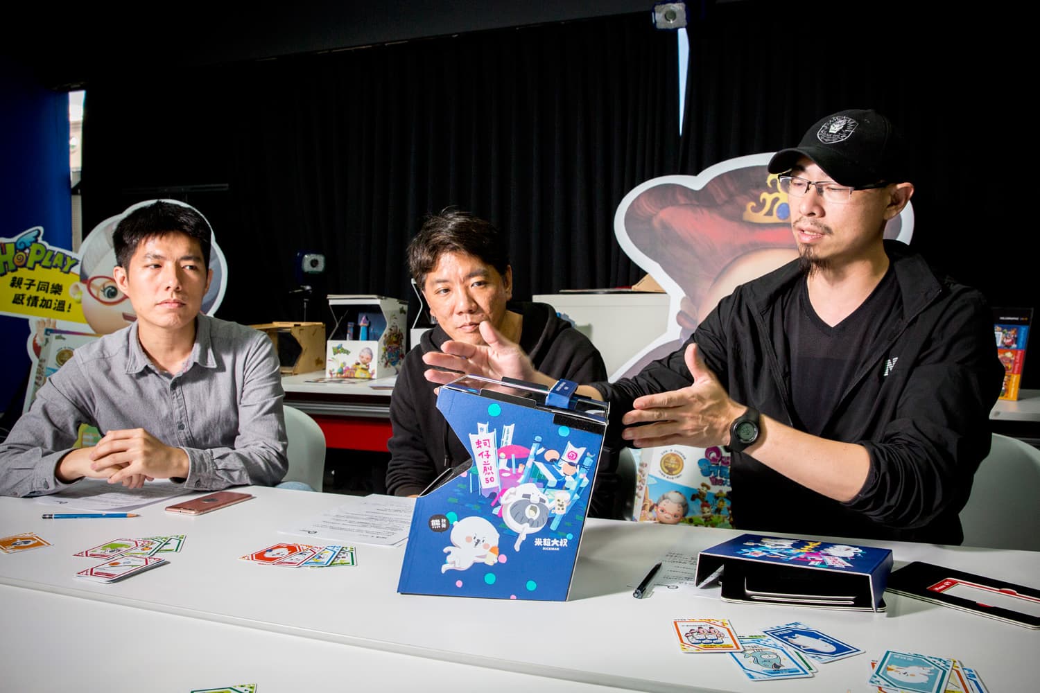 盒子的大小、行動裝置的放置位置都經過不斷改良,HoPLAY執行長林昶龍(右)認為《夜市爭霸》是公司至今最成熟的作品。左為美術組長黃守晟,中為行銷業務經理屈道剛。