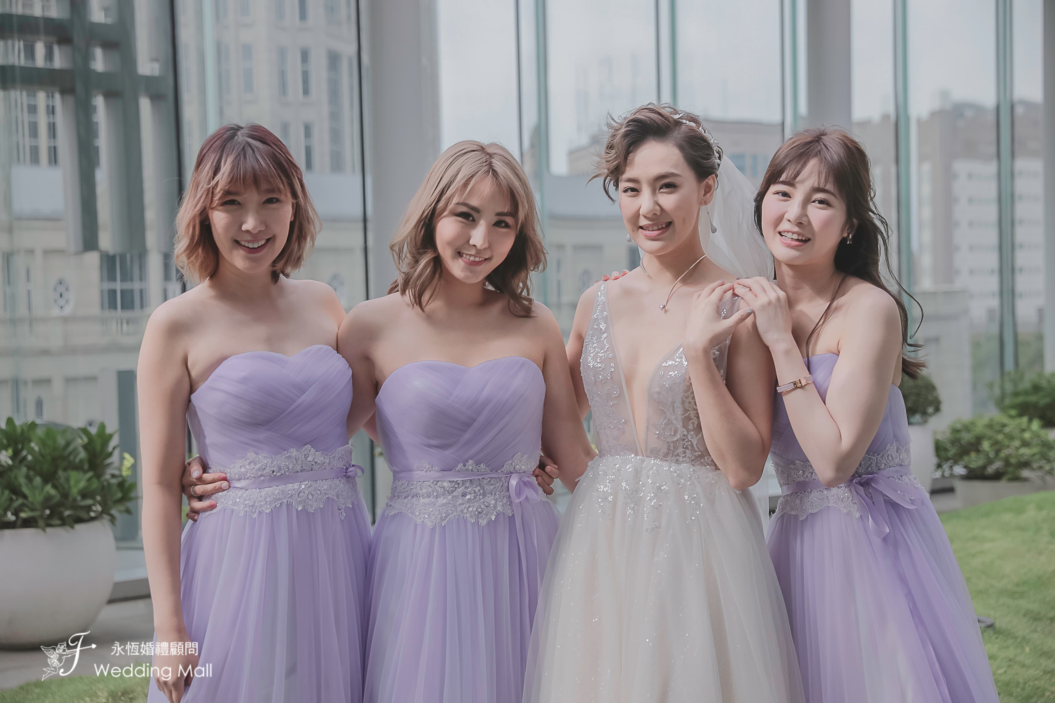 李懿(左一)、舒子晨(左二)以及表妹Dime(右一),擔任劉雨柔的伴娘。(米兔哥娛樂)