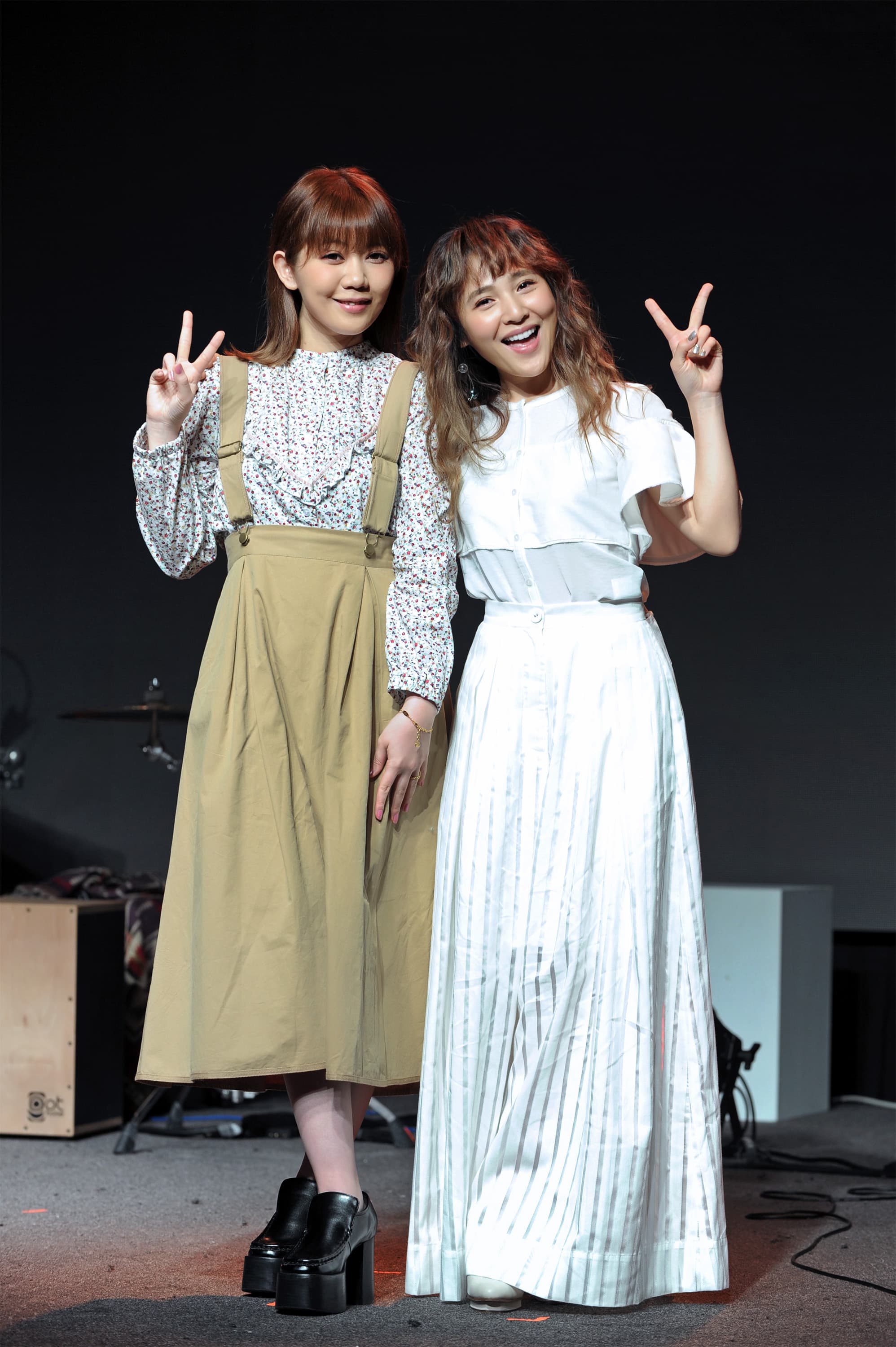 日本的創作系甜美歌姬Maco(左)應邀擔任演唱會嘉賓,兩人翻唱〈手紙~拜啟 給十五歲的你〉。(環球音樂)