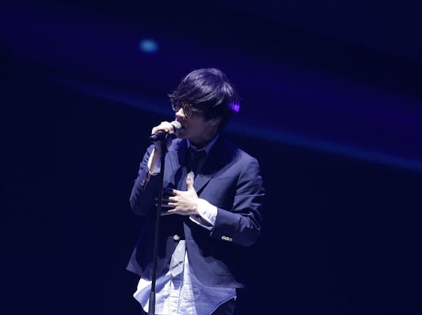 盧廣仲演唱大熱單曲〈魚仔〉,歌迷如癡如醉。