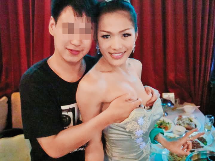 洪姓政風人員（左）赴泰國旅遊時，用手托住人妖雙峰，還在臉書分享照片。（翻攝自臉書）