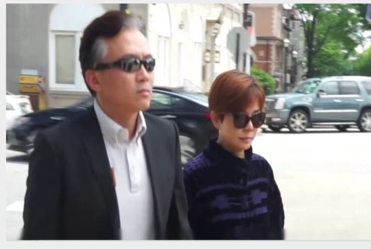 孫鵬和狄鶯神情嚴肅前往法庭旁聽。(翻攝自東森新聞)