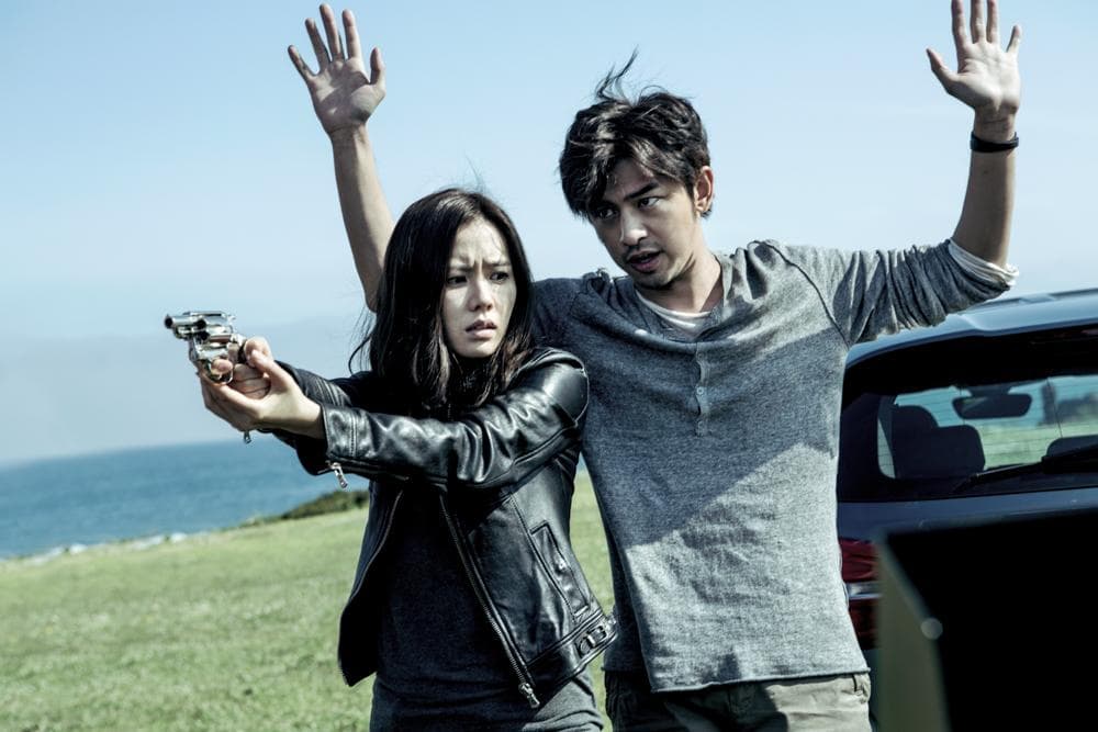 孫藝真(左)、陳柏霖主演的《壞蛋必須死》,由姜帝圭與中國導演馮小剛共同監製。(翻攝自Daum網站)