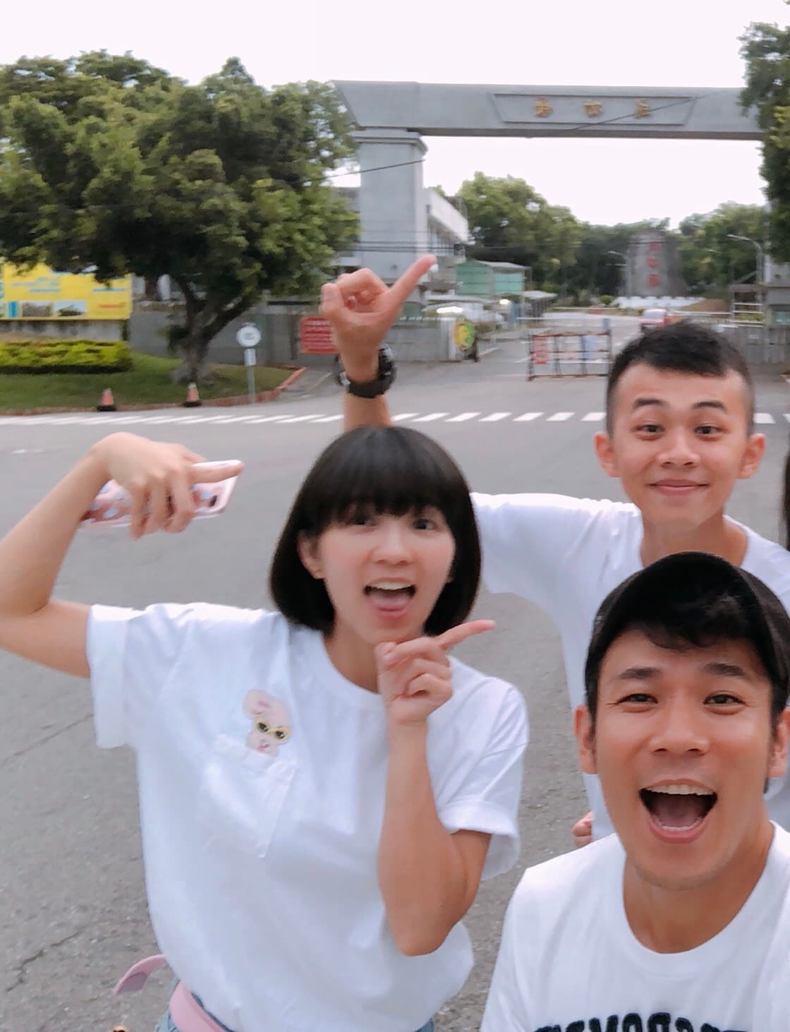 吳政迪(右後)退伍,香蕉哥哥與草莓姐姐開心去成功嶺接他。