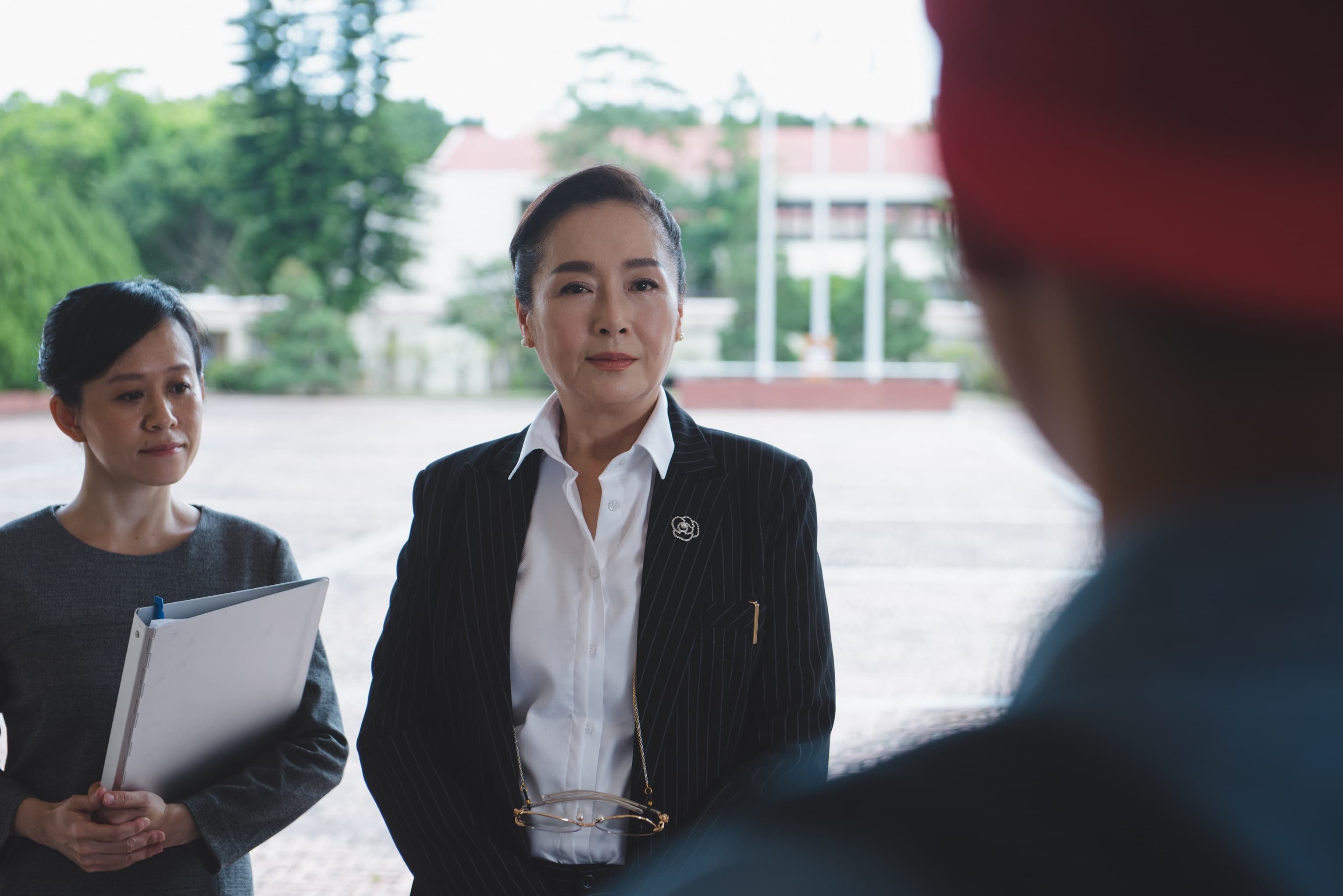 恬妞在戲中演出奉行威權的校長。(威視提供)