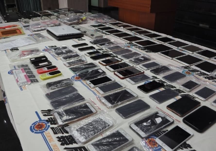 警方查扣各式筆電、平板、手機及記帳紙、監視器、發財金等證物。(警方提供)