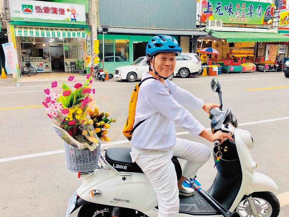 移居潮州,龍應台平日以機車代步,四處趴趴走,悠然自得。(翻攝自龍應台臉書)