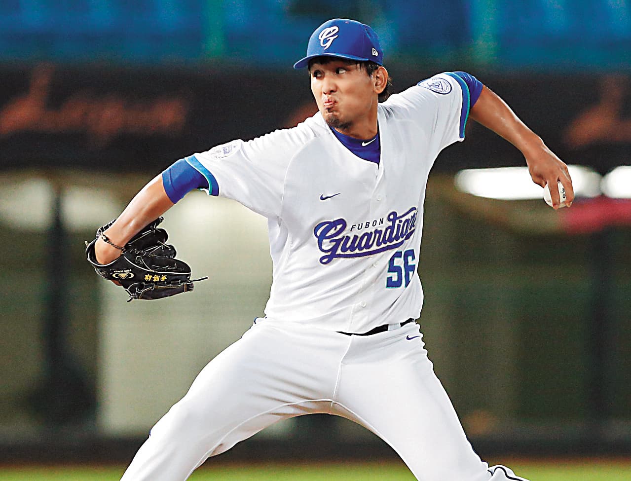 黃勝雄過去在富邦悍將隊擔任投手,曾經表現優異獲得400萬元簽約金入主,但近年表現欠佳,又爆發家暴醜聞,身敗名裂。(翻攝自勝投英雄 黃勝雄56粉絲團)