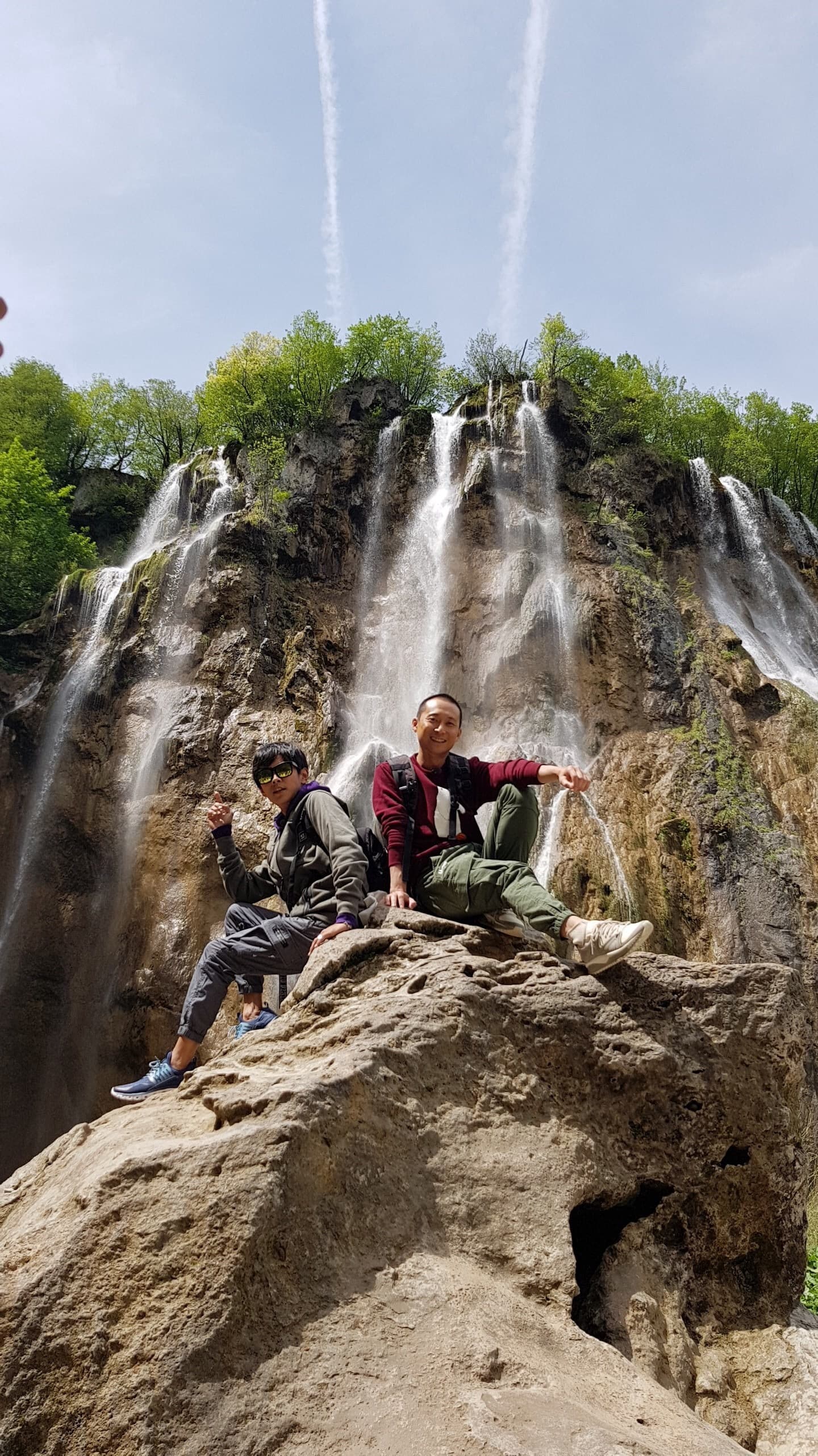 浩角翔起兩人在16湖最大的國家公園合影，浩子的攝影作品慘輸阿翔。（TVBS提供）