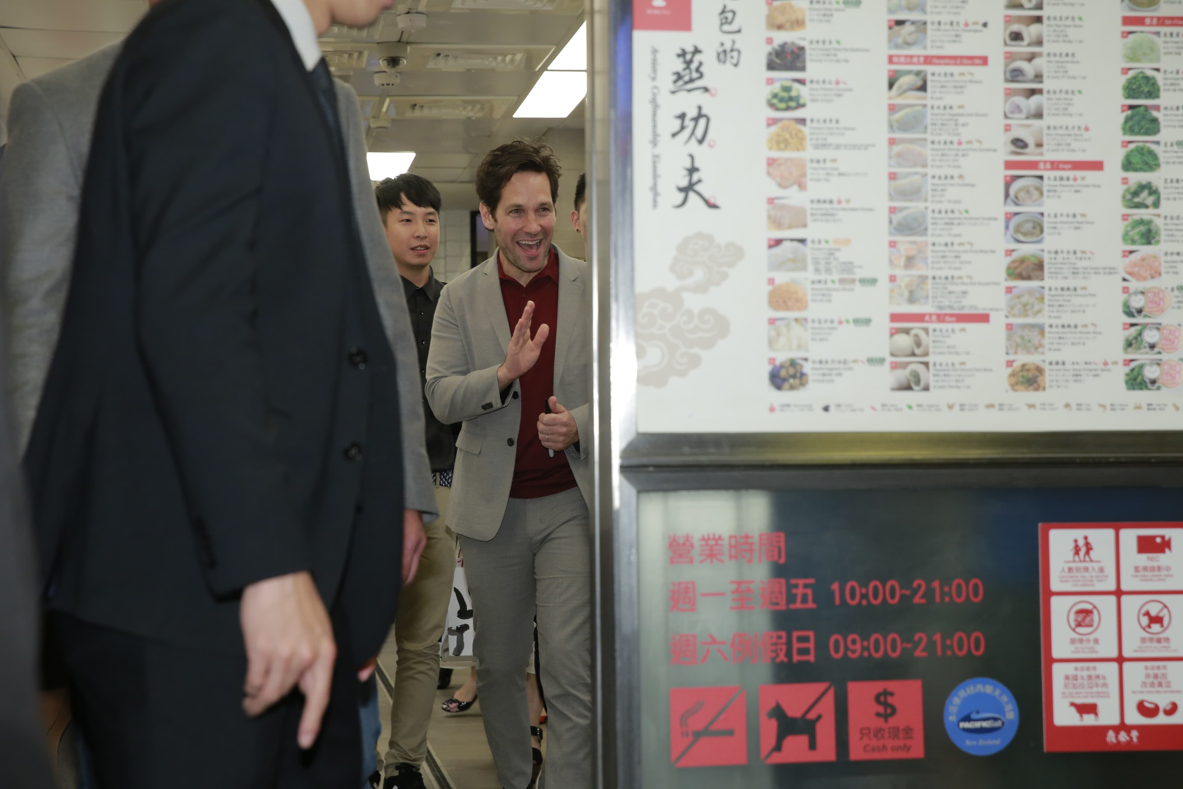 離開餐廳前，保羅路德親切地向店員道謝致意。