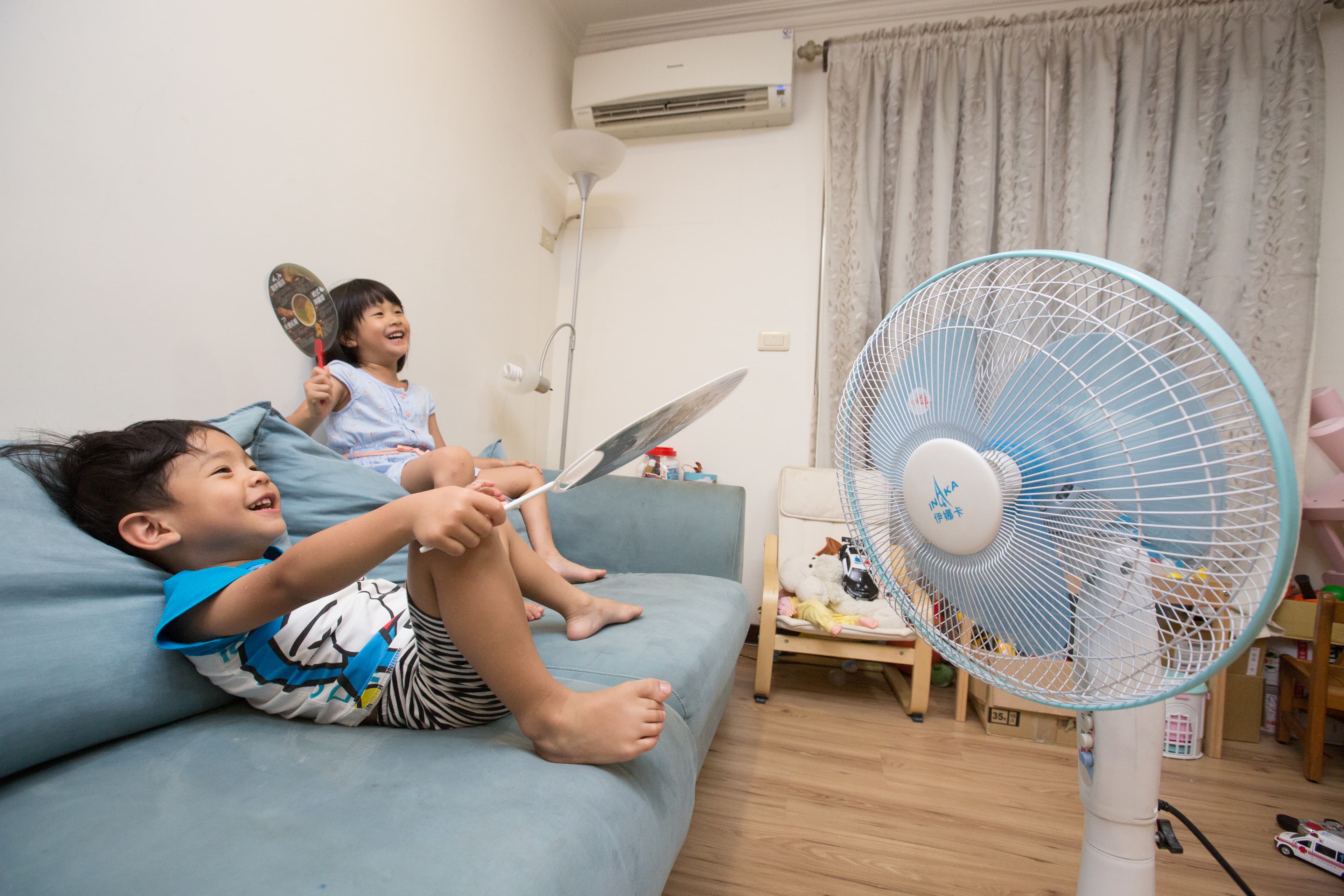 想要有效省電,買家電應特別留意節能標章,另外開冷氣搭配電扇更可以有效降溫。
