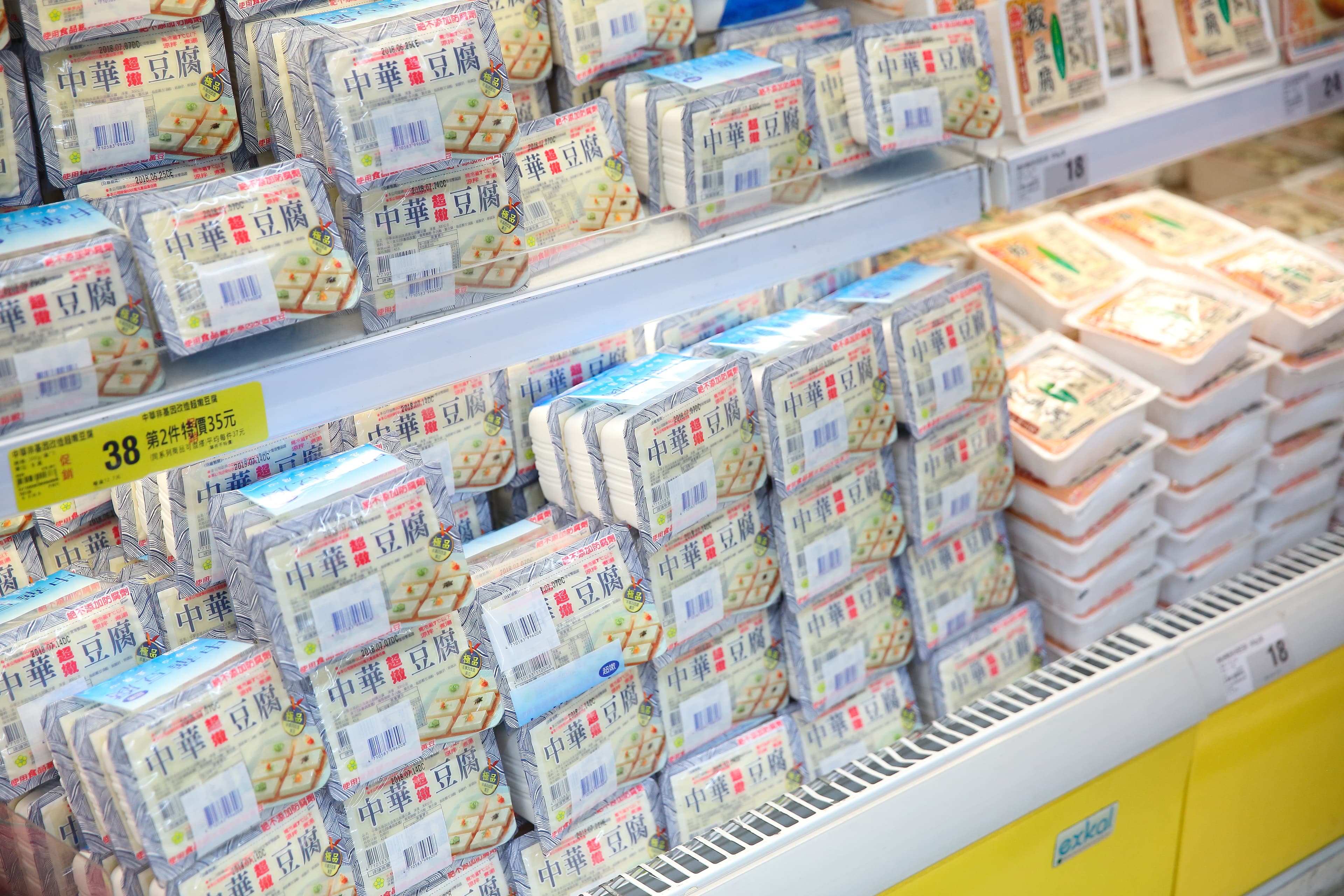 生產盒裝「中華豆腐」的中華食品，是周文偉長抱十多年的存股標的。