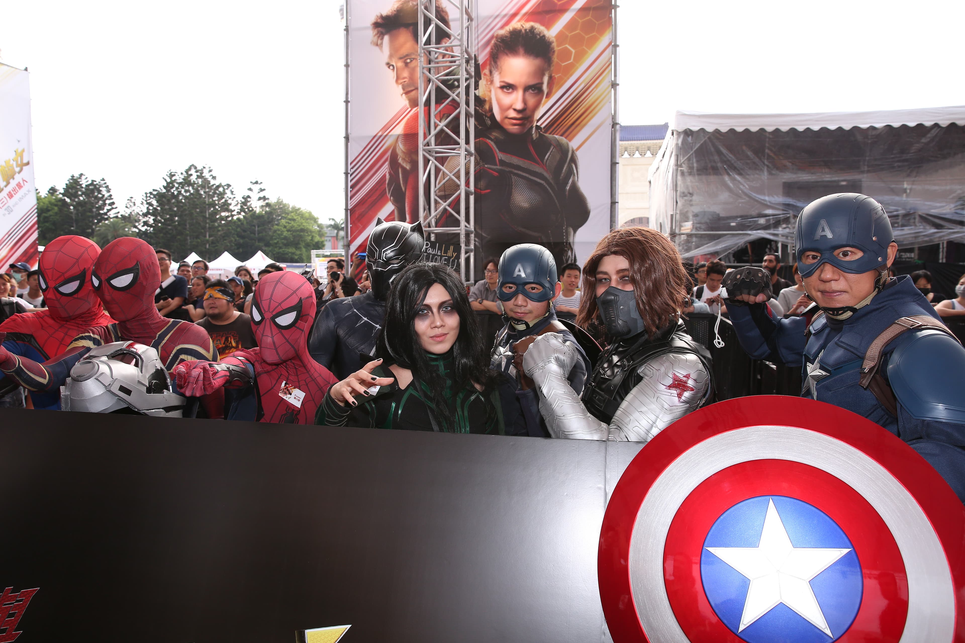 還有一群漫威粉cosplay各種英雄造型，吸引保羅與伊凡潔琳停留在這裡許久。