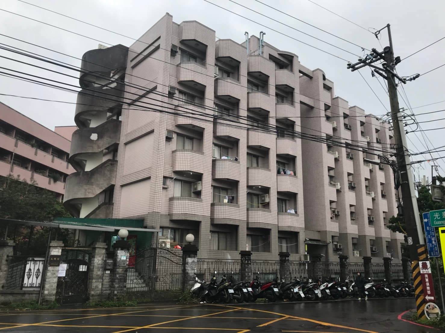 侯友宜家族的房產過去被爆出違法出租給文化大學當宿舍「大群館」,現裝潢改名「凱旋苑」重新招租。(翻攝自文大學生宿舍自治委員會)