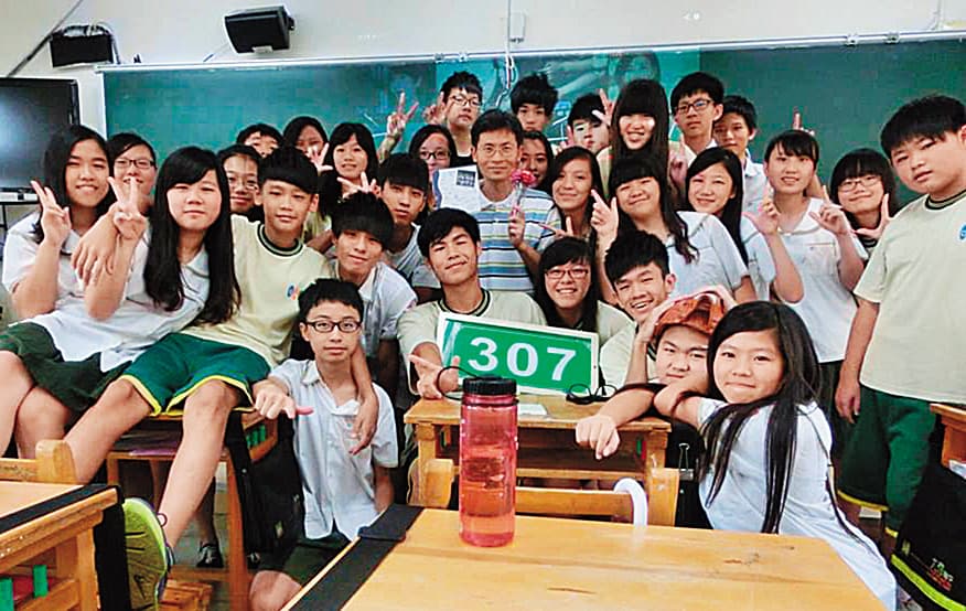 曾是國中理化科代課老師的周文偉，在13所學校流浪，靠拚命存股存到千萬元退休金。（周文偉提供）